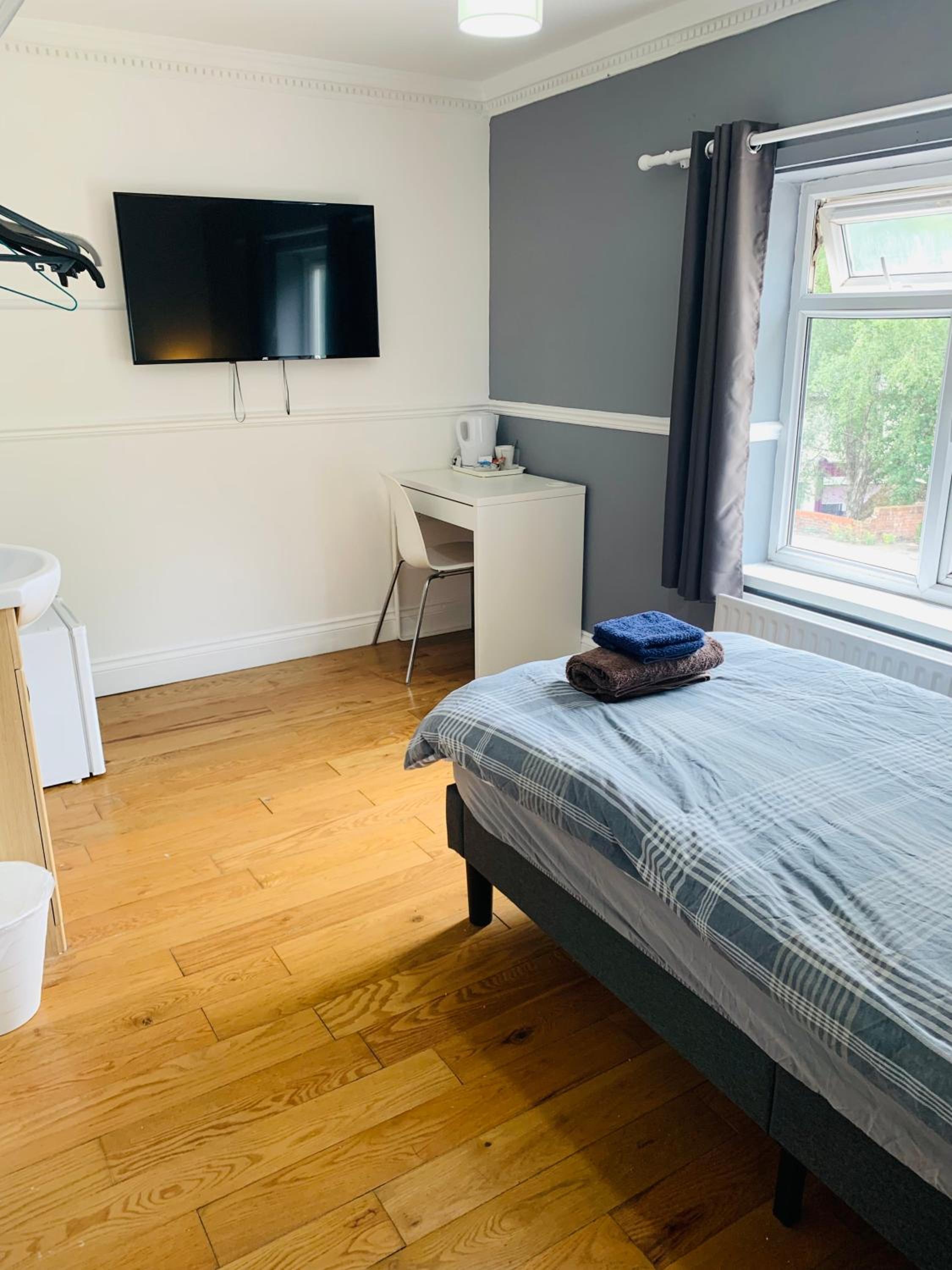 Single Room with Shared Shower and Toilet photo 1