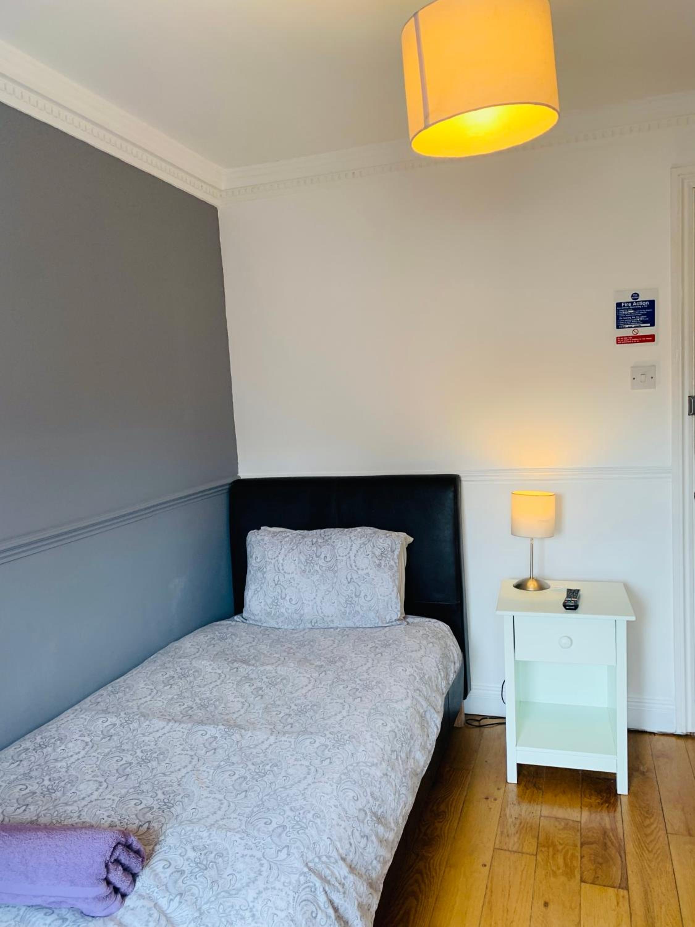 Single Room with Shared Shower and Toilet photo 2