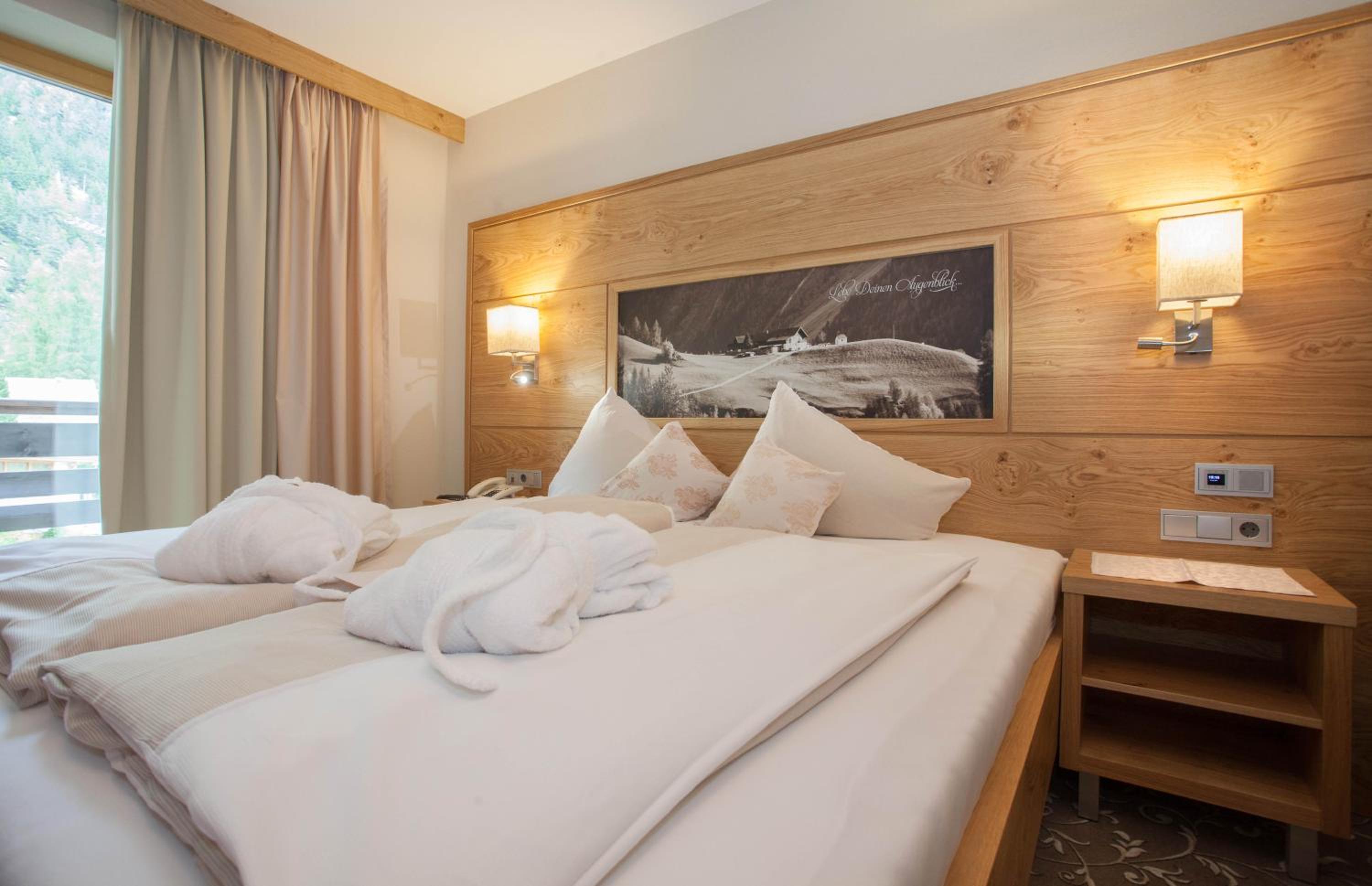 Deluxe Double Room with Balcony - Photo 22