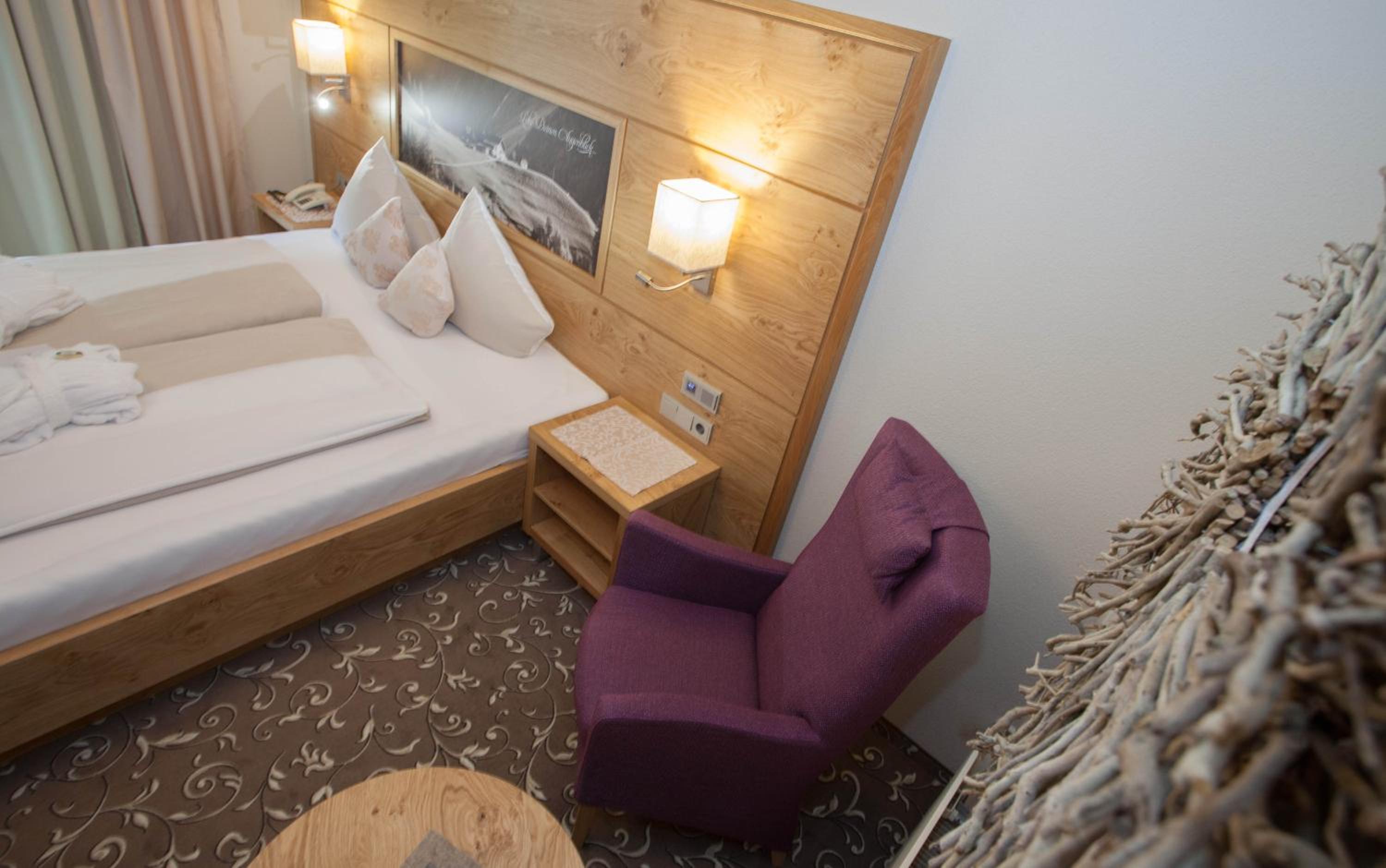 Deluxe Double Room with Balcony - Photo 10