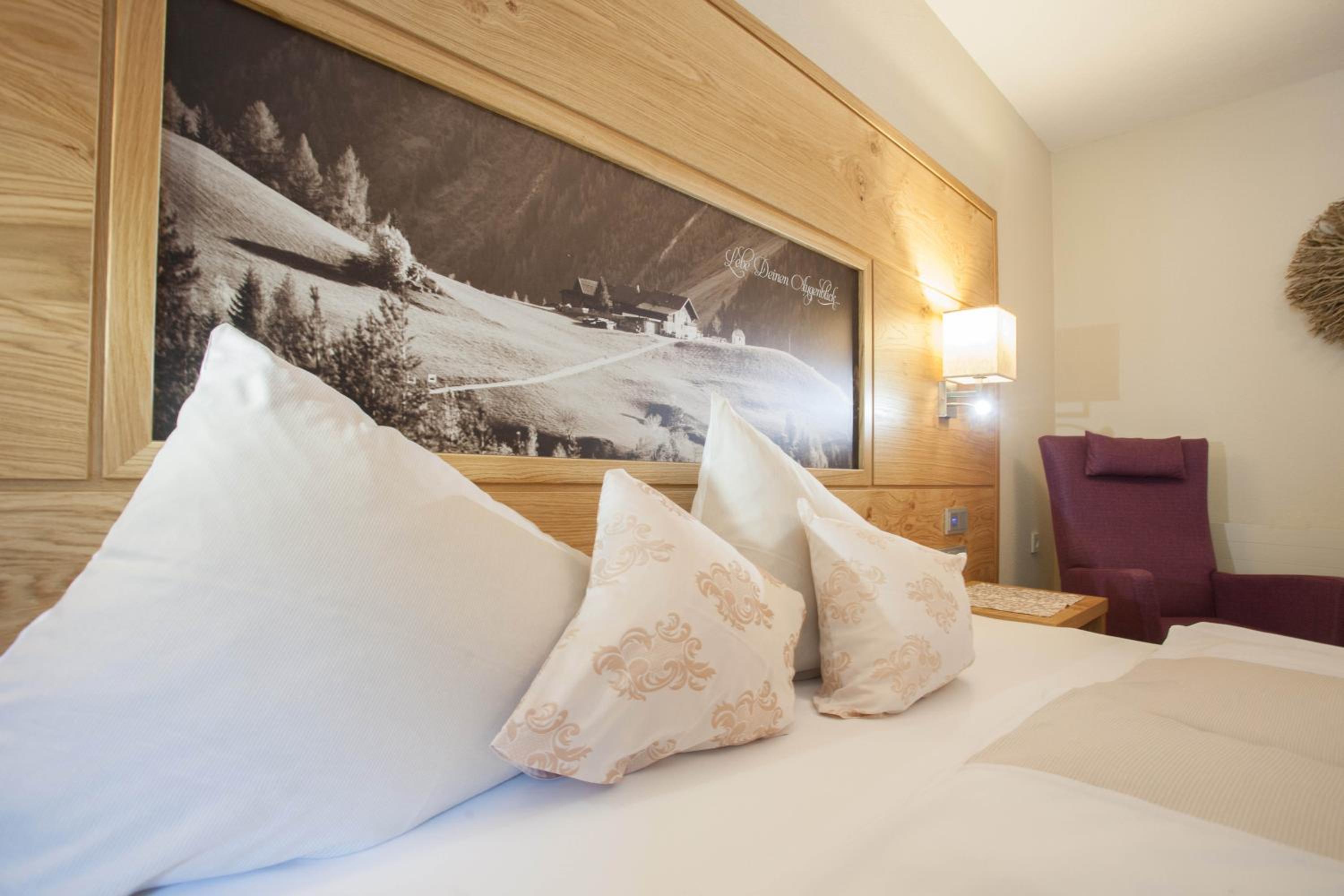 Deluxe Double Room with Balcony - Photo 2