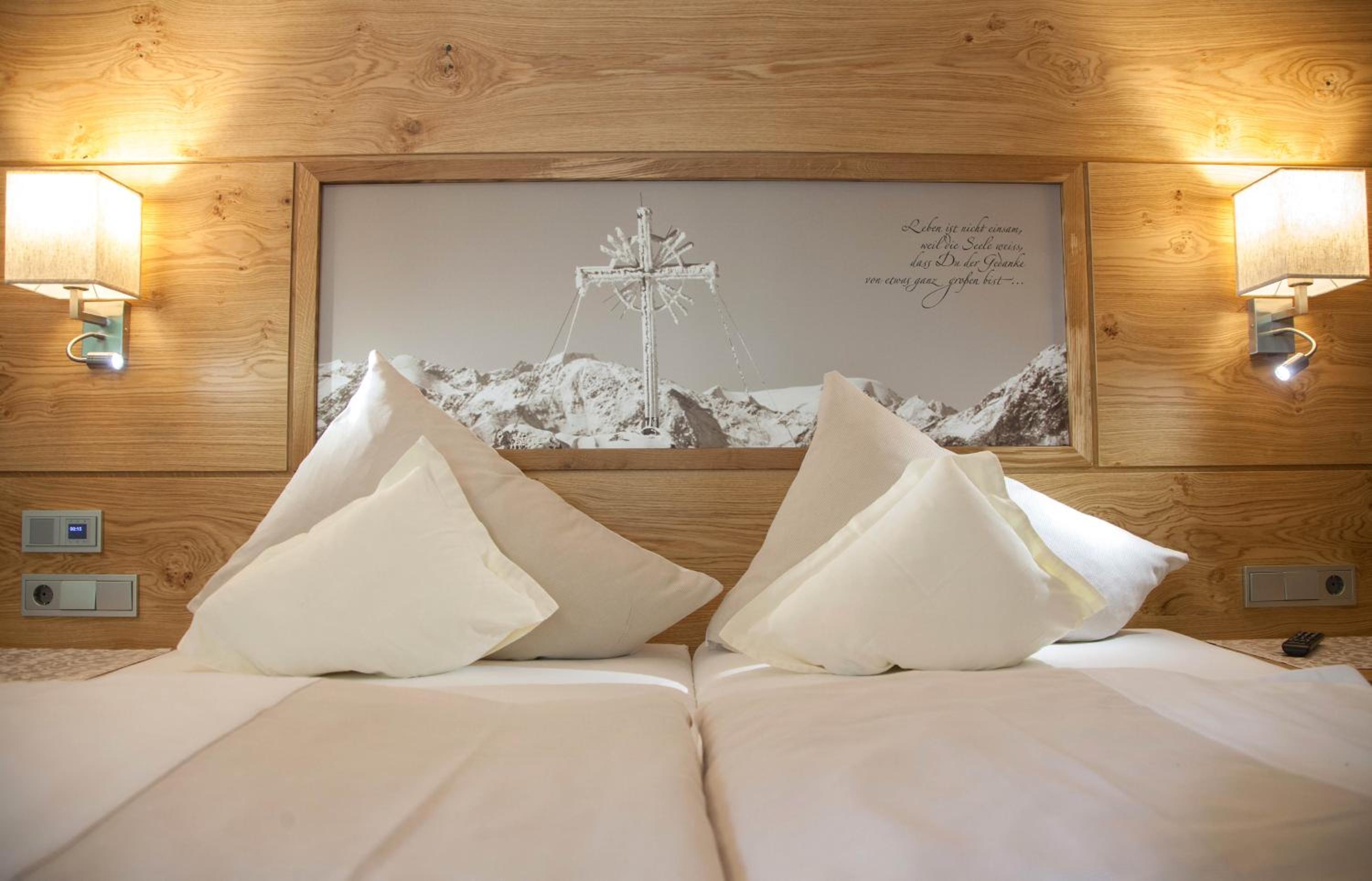 Deluxe Double Room with Balcony - Photo 13