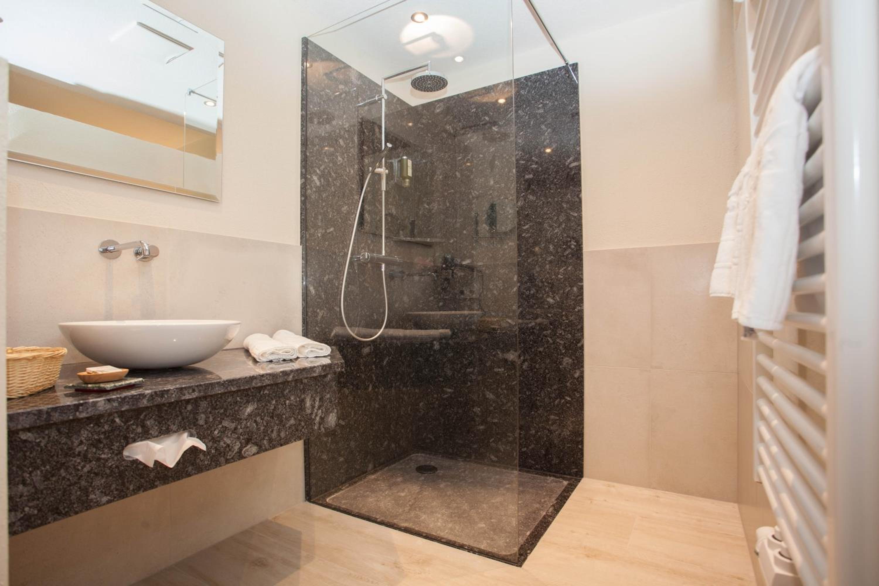Deluxe Double Room with Balcony - Photo 5