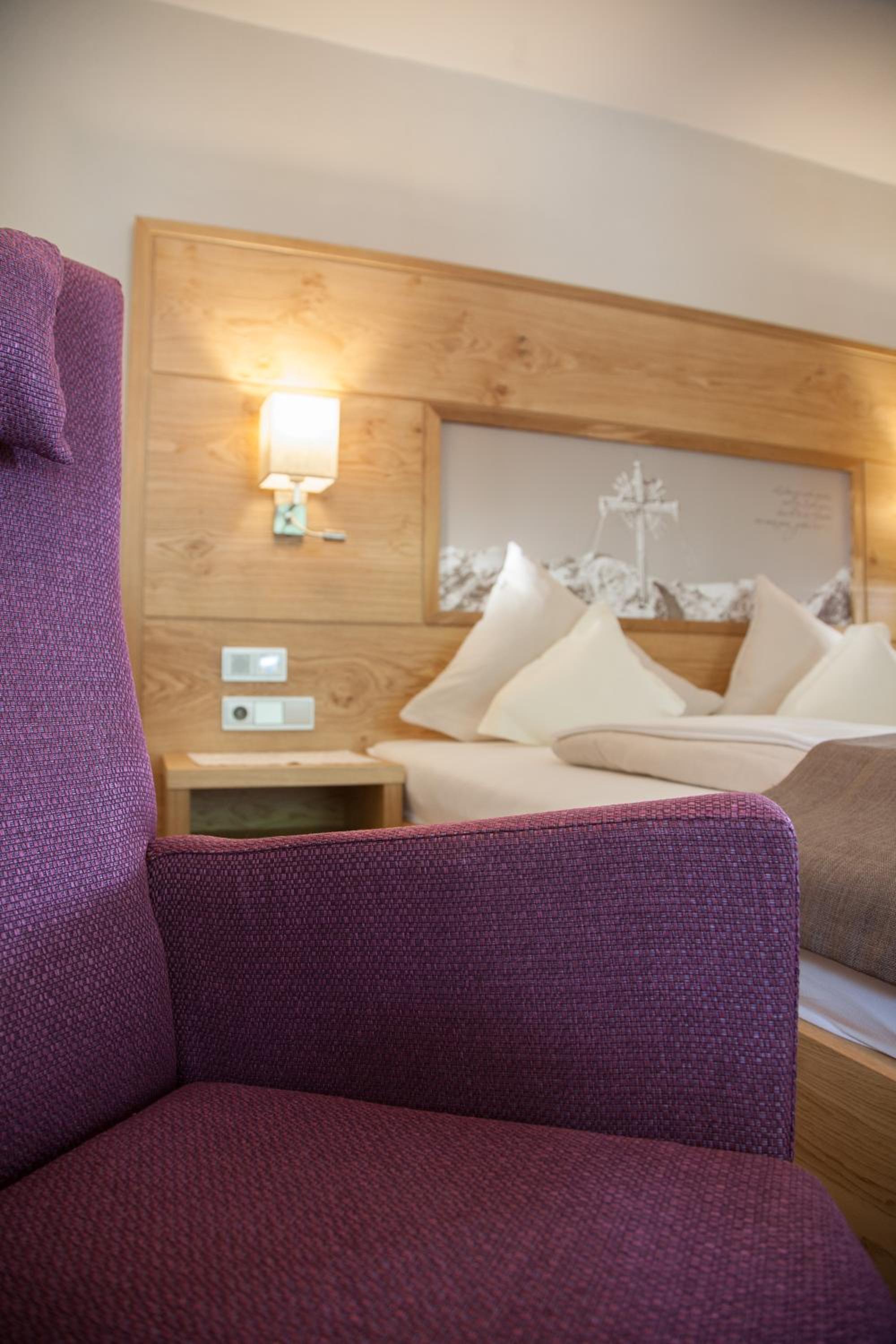 Deluxe Double Room with Balcony - Photo 8