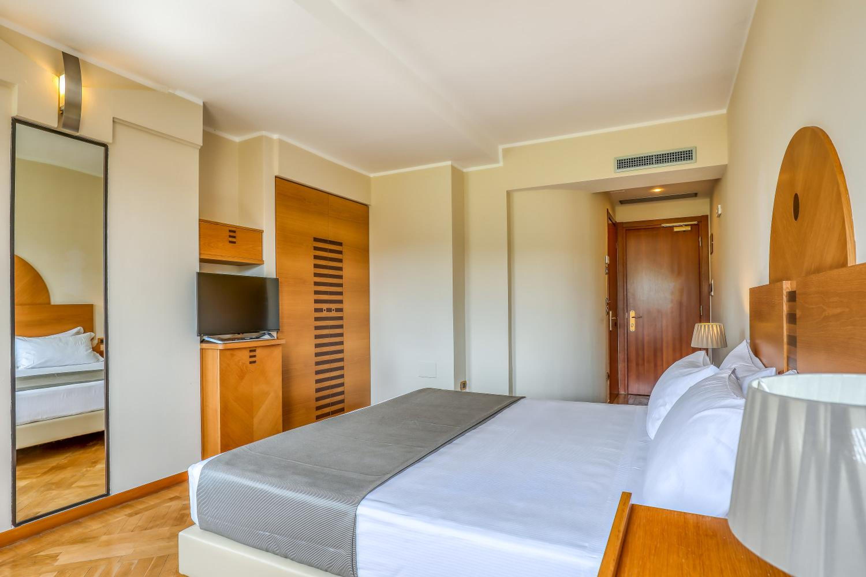 Double Room - Photo 6