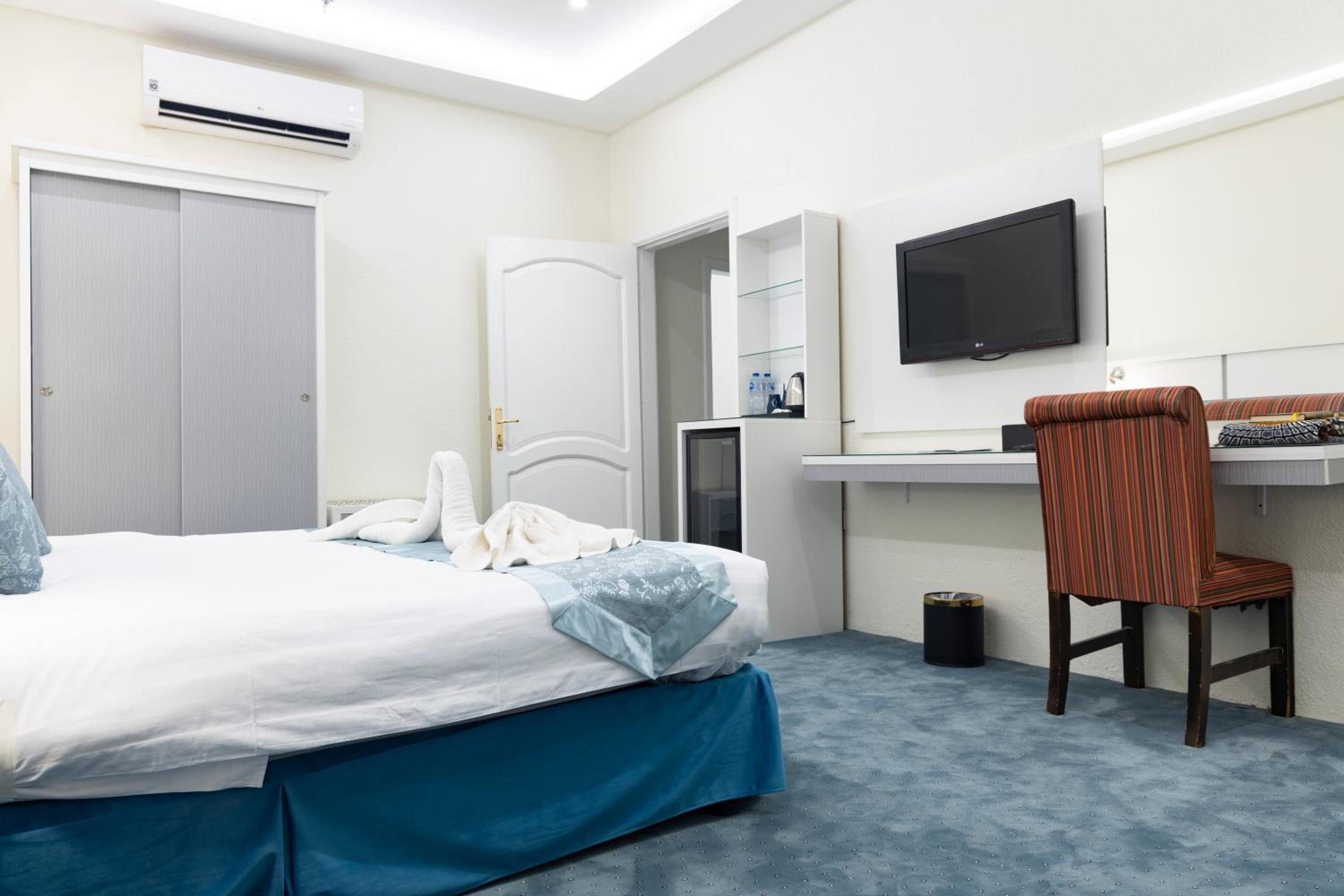 Deluxe Double Or Twin Room - Photo 11