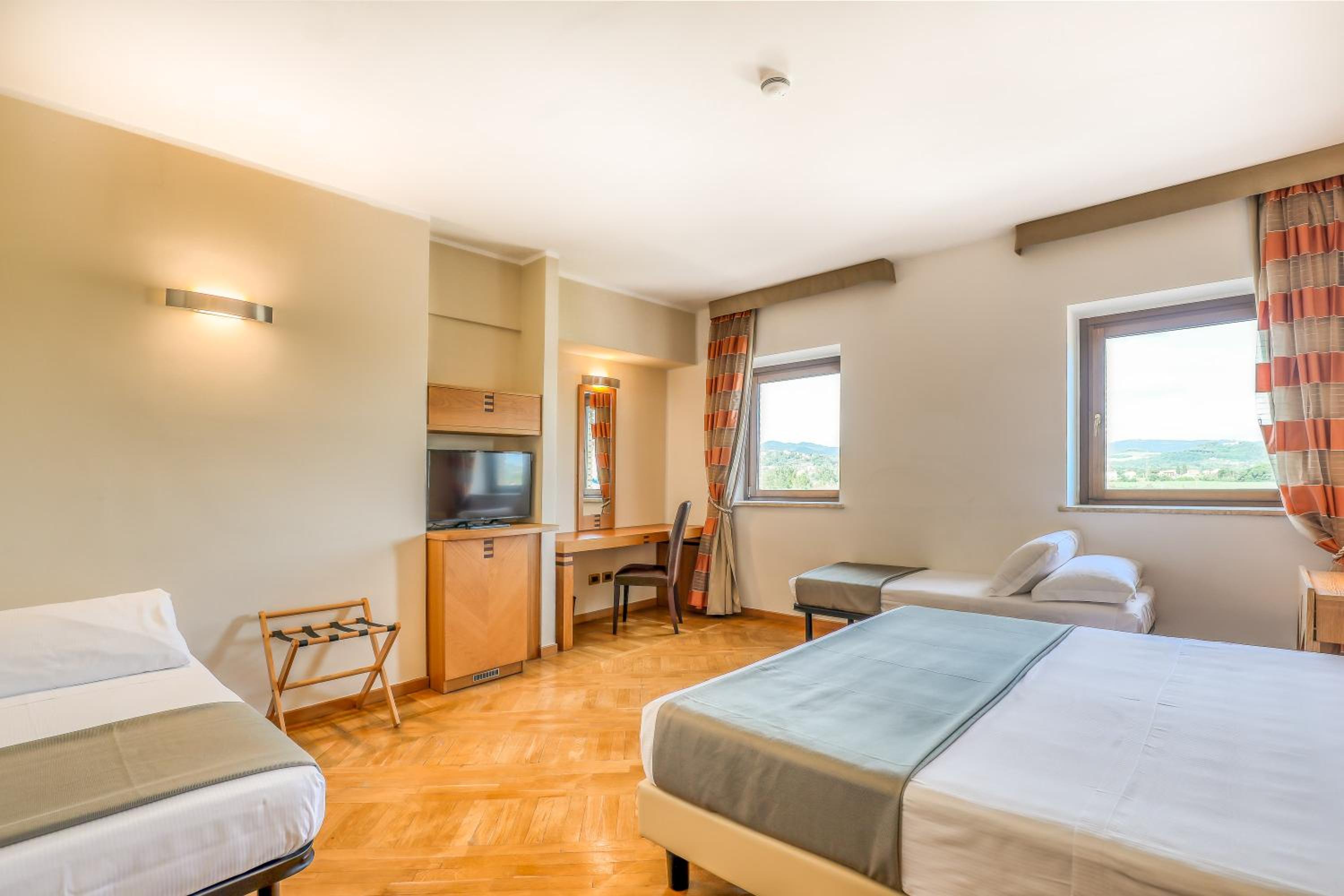 Deluxe Family Suite - Photo 5