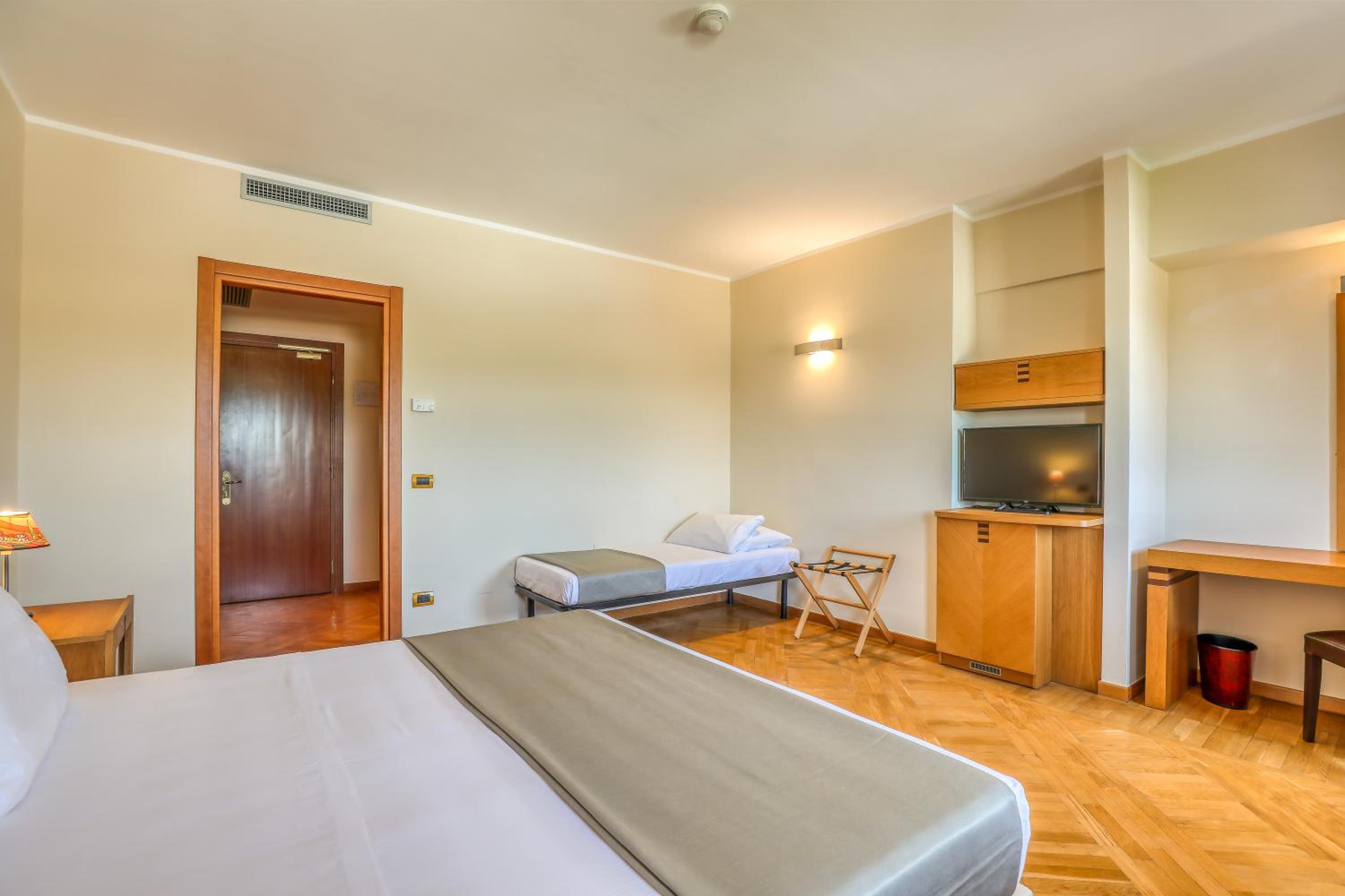 Deluxe Family Suite - Photo 2
