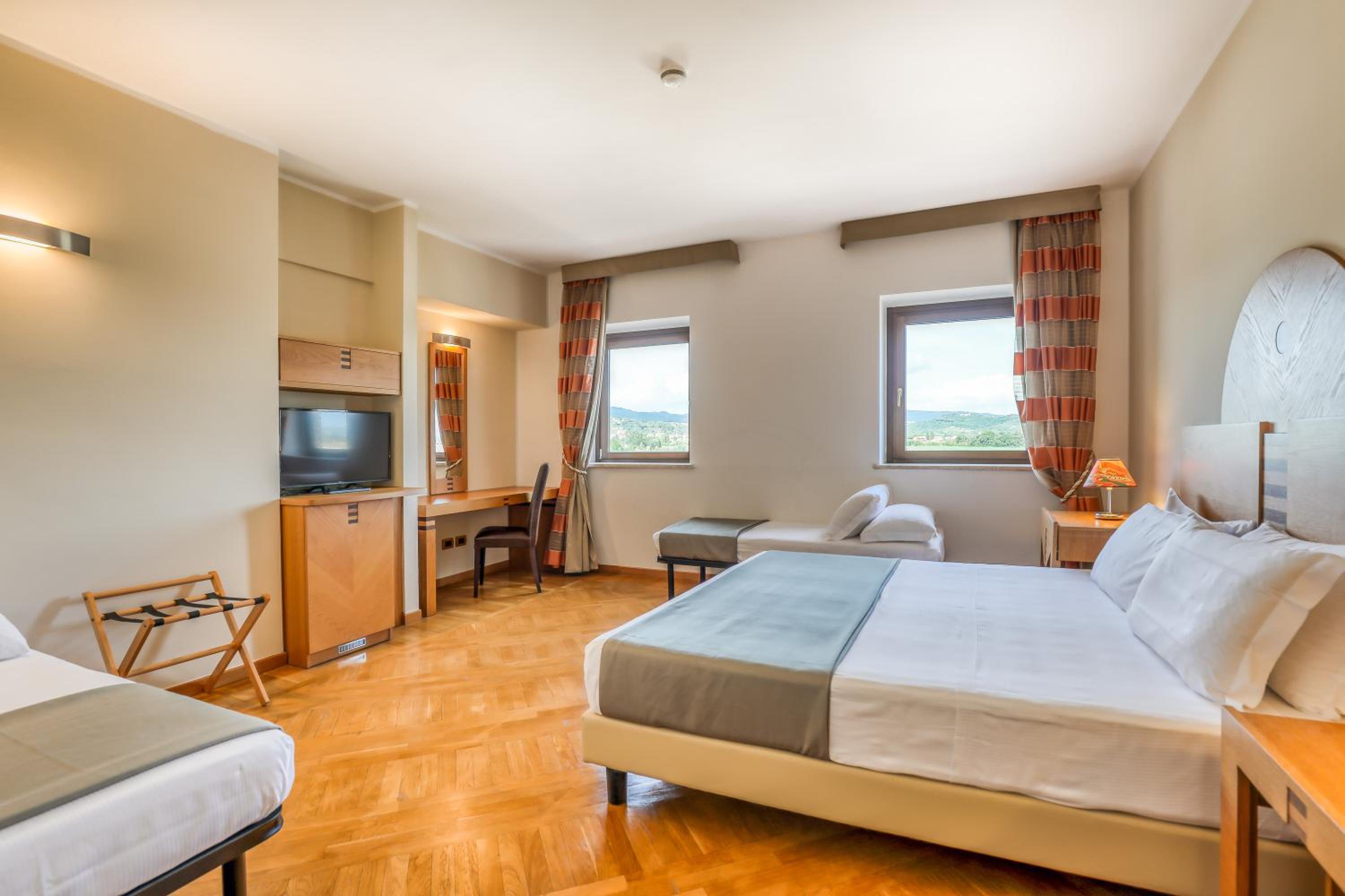 Deluxe Family Suite - Photo 4