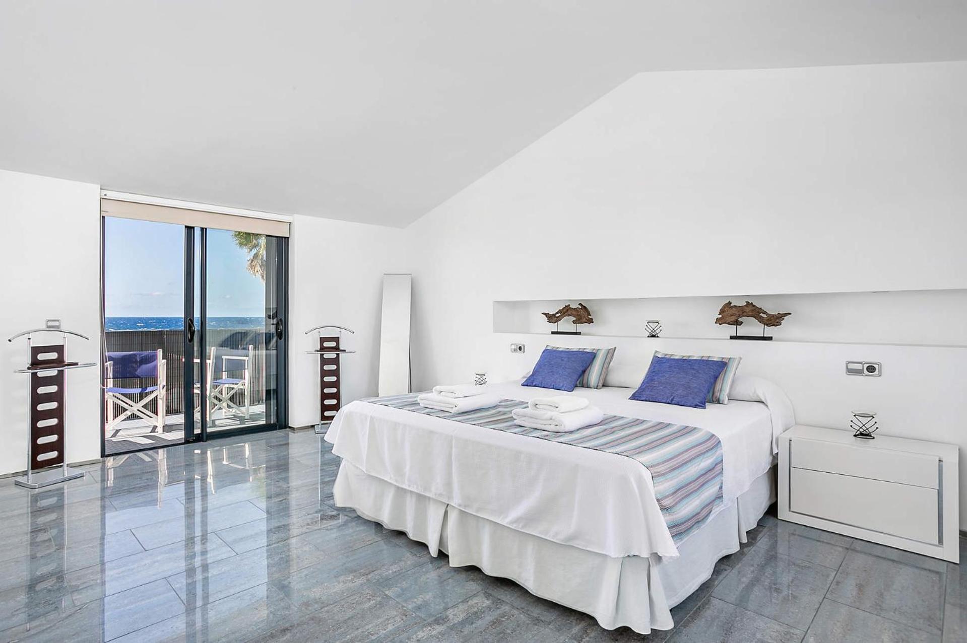 Five-Bedroom Villa photo 3