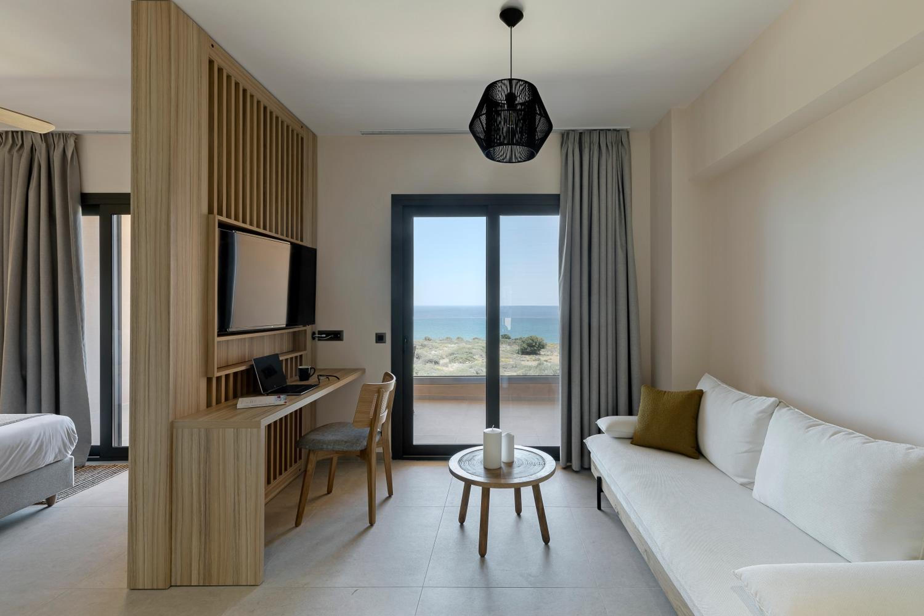 Deluxe Room with Balcony and Sea View - Photo 7