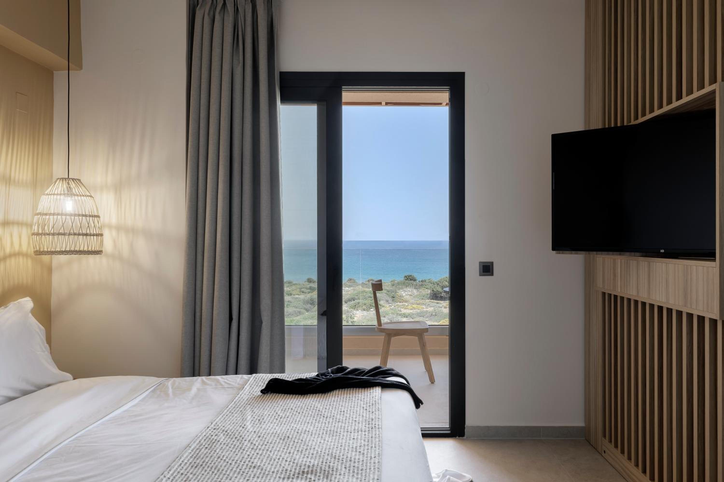 Deluxe Room with Balcony and Sea View - Photo 3