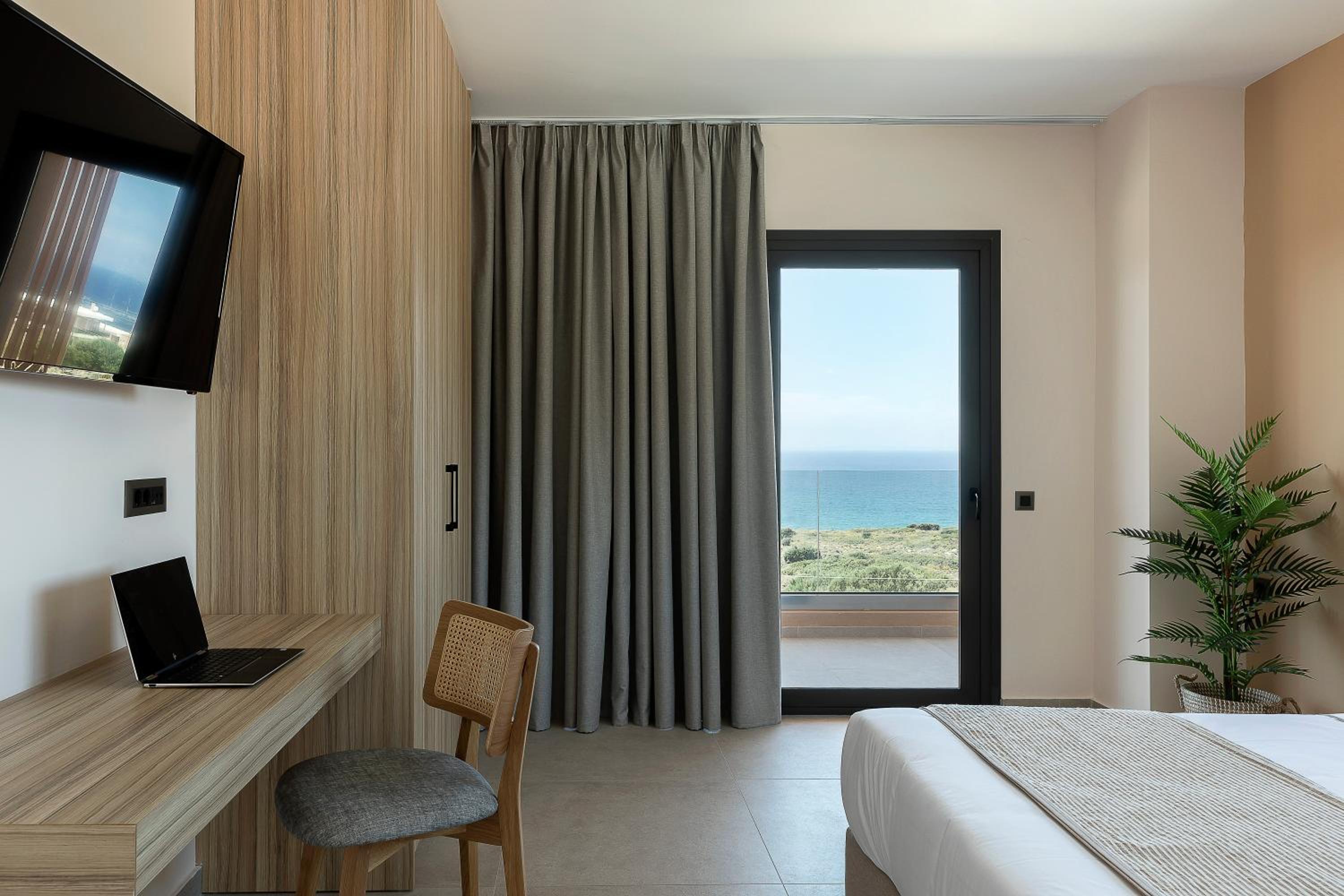Superior Room with Balcony and Sea View - Photo 2