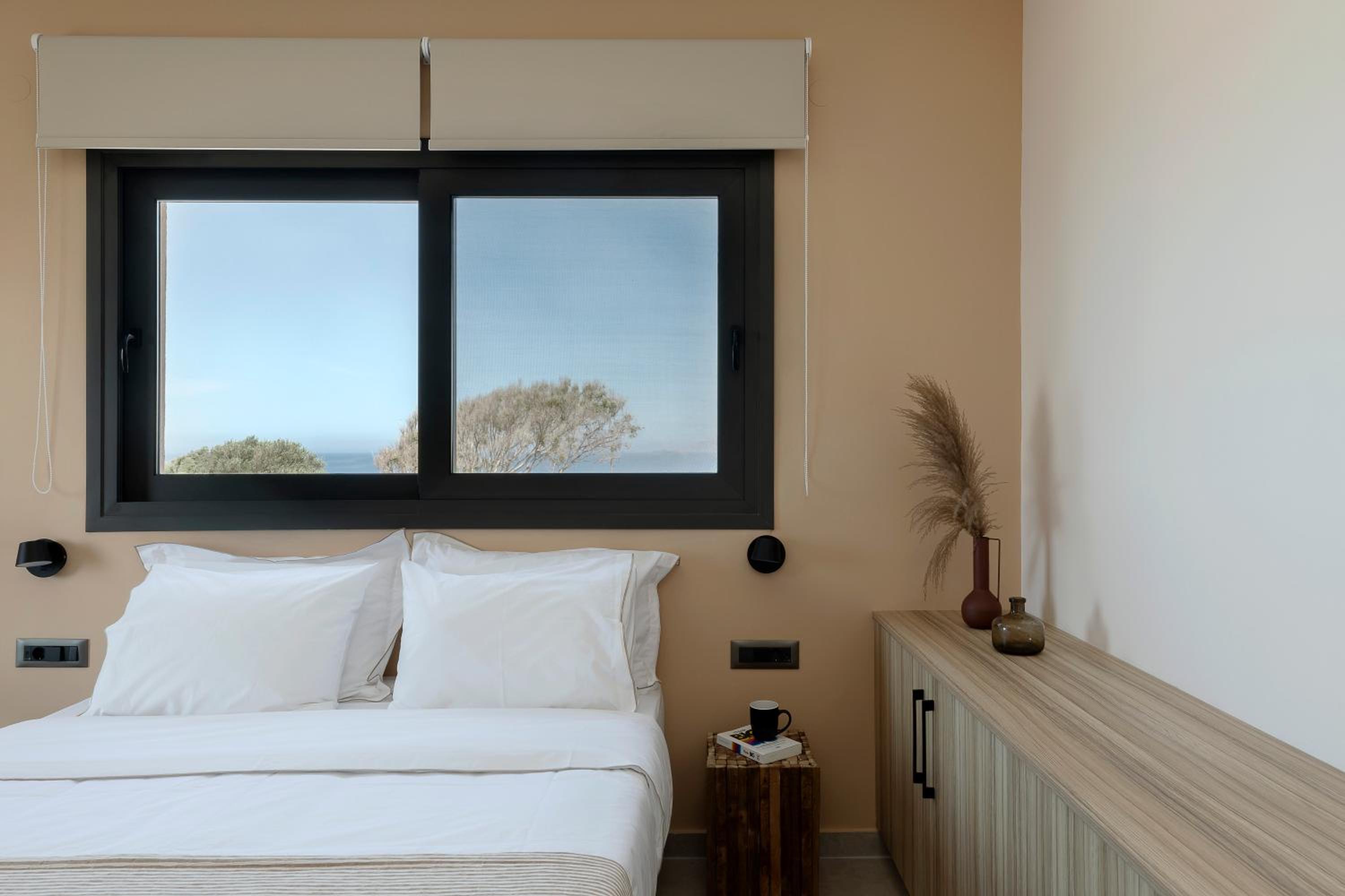 Superior Room with Balcony and Sea View - Photo 5