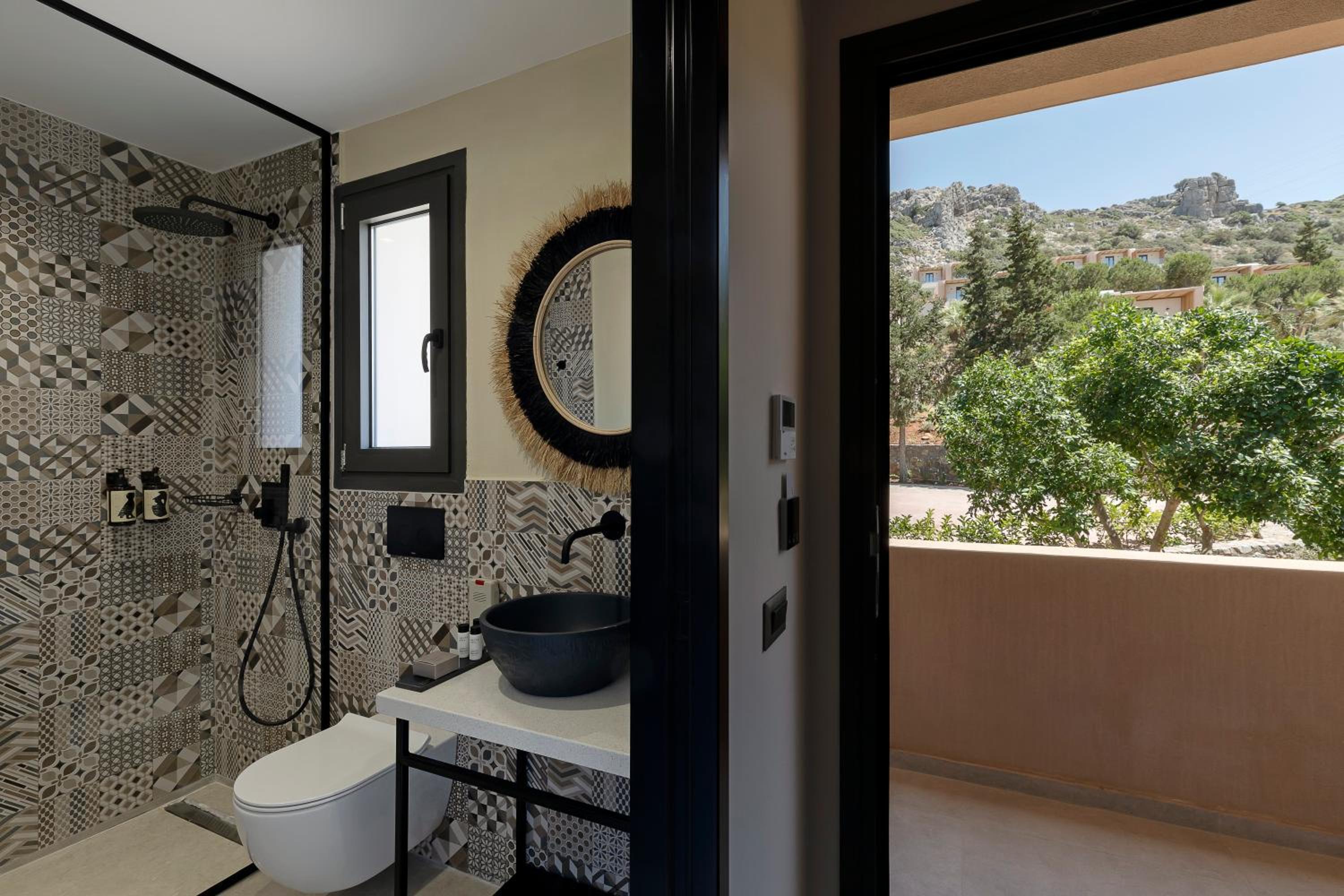 Standard Room with Balcony - Photo 2