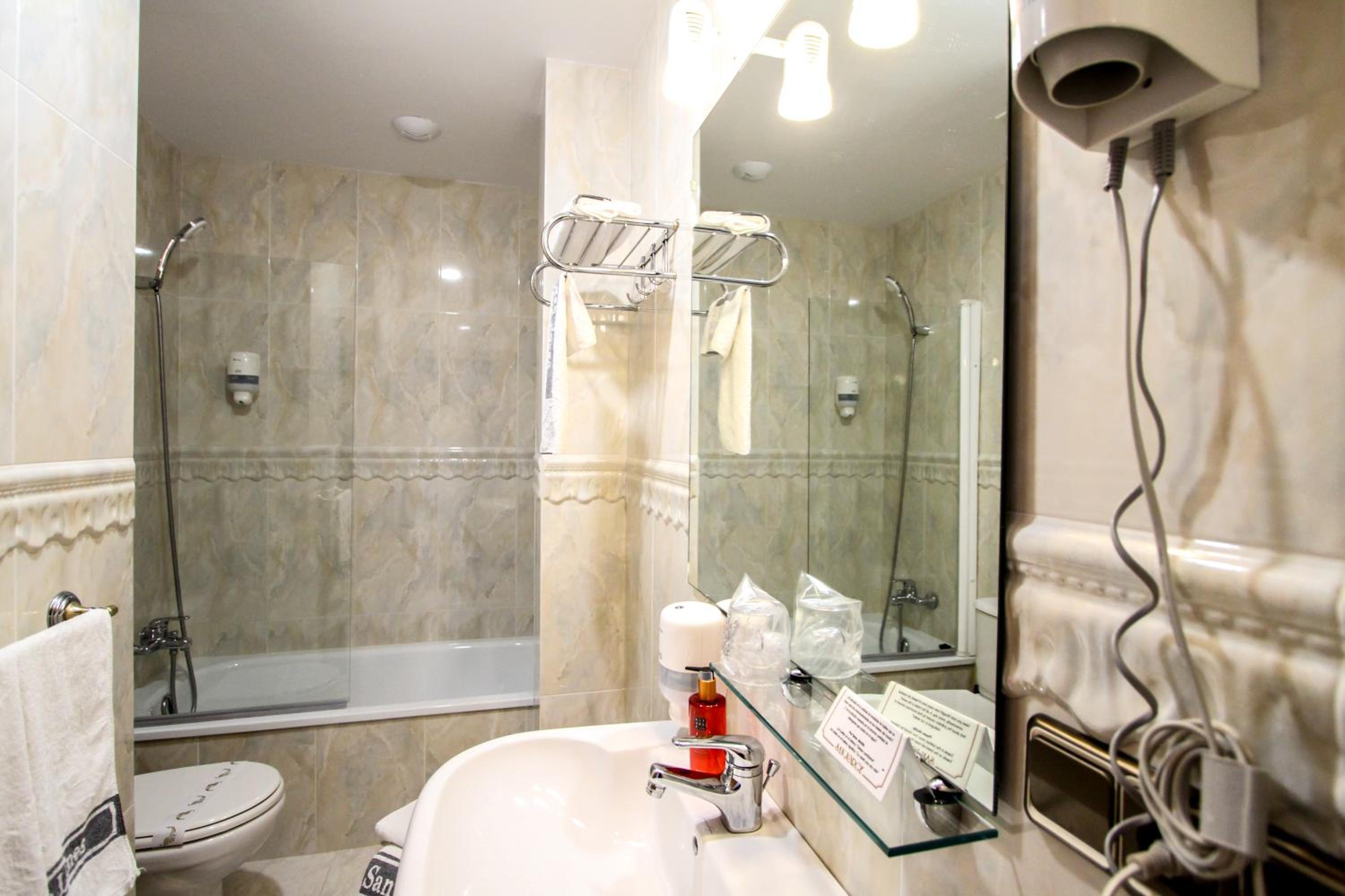 Double or Twin Room - Photo 6