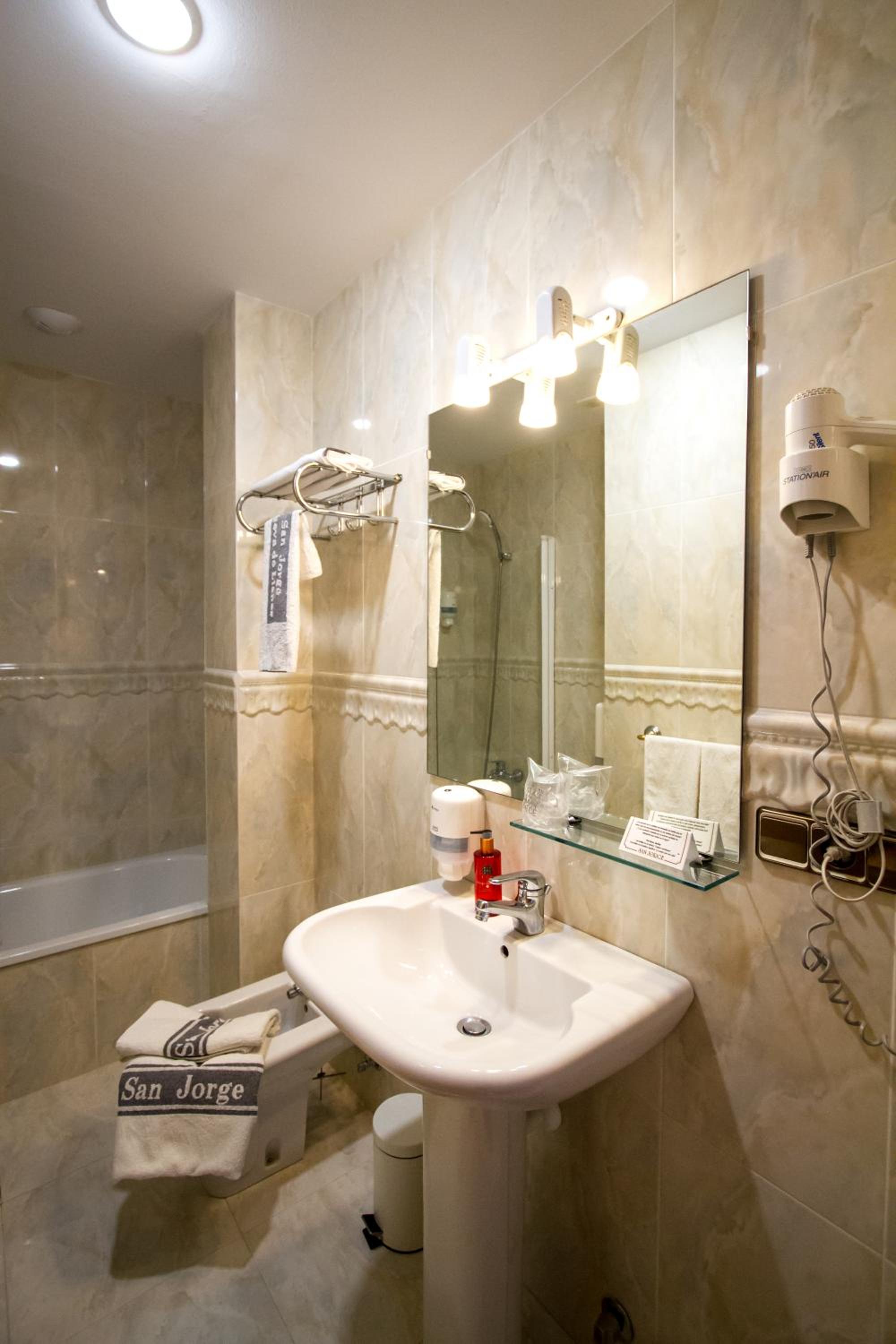 Double or Twin Room - Photo 7