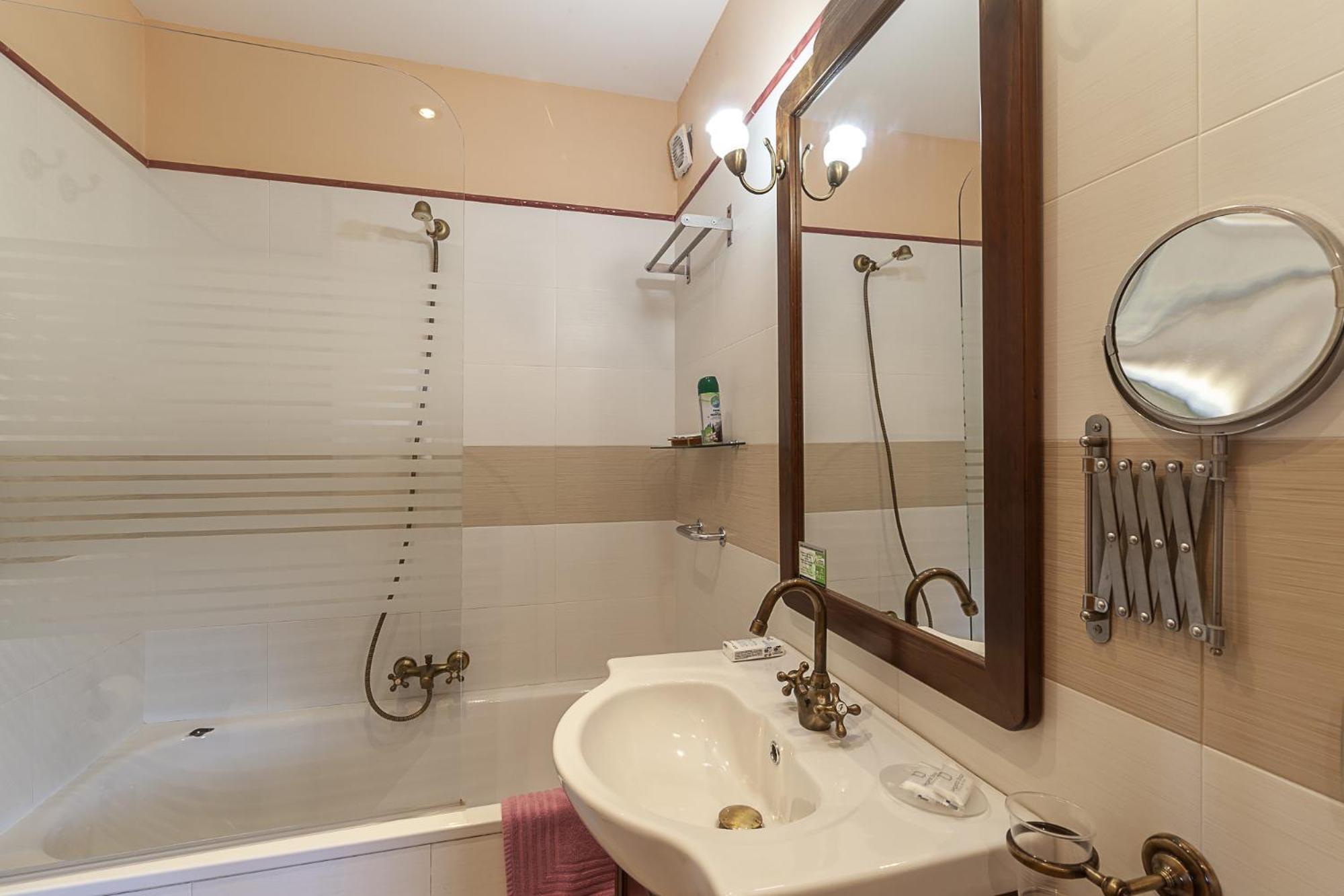 Double Room with Private Bathroom - Photo 3