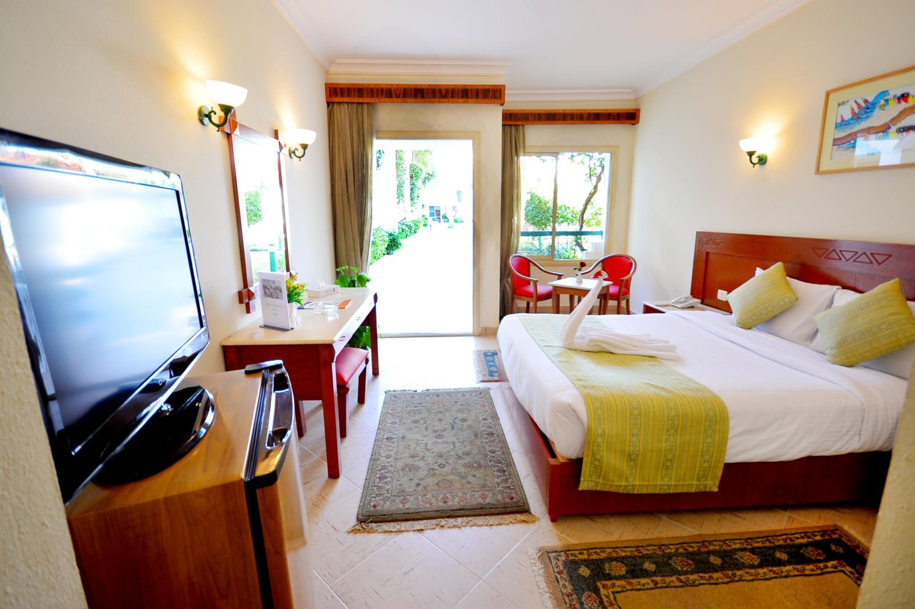 Standard Double Or Twin Room With Garden View - Photo 2