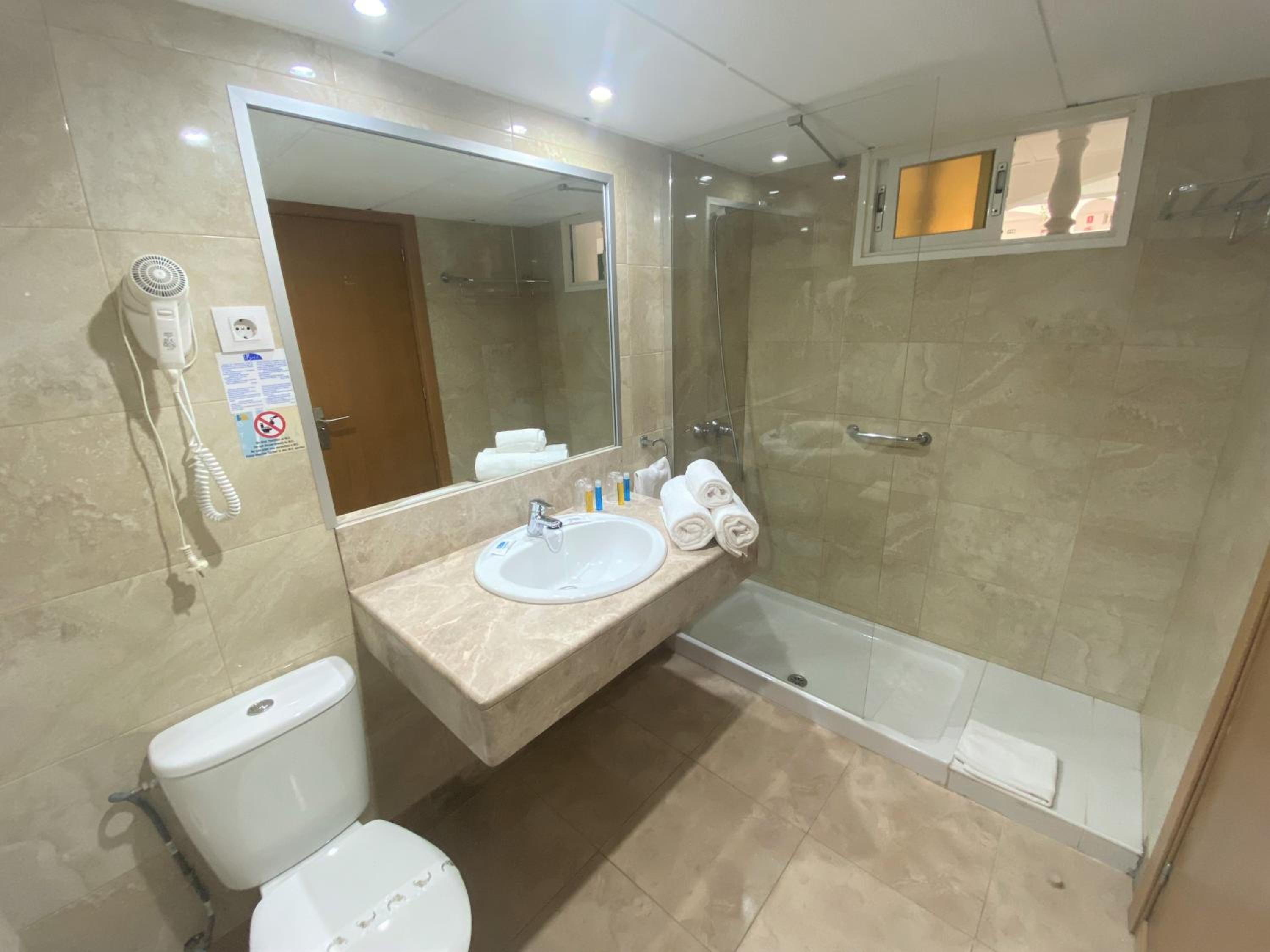 One Bedroom Apartment with Lateral Sea View - Photo 4