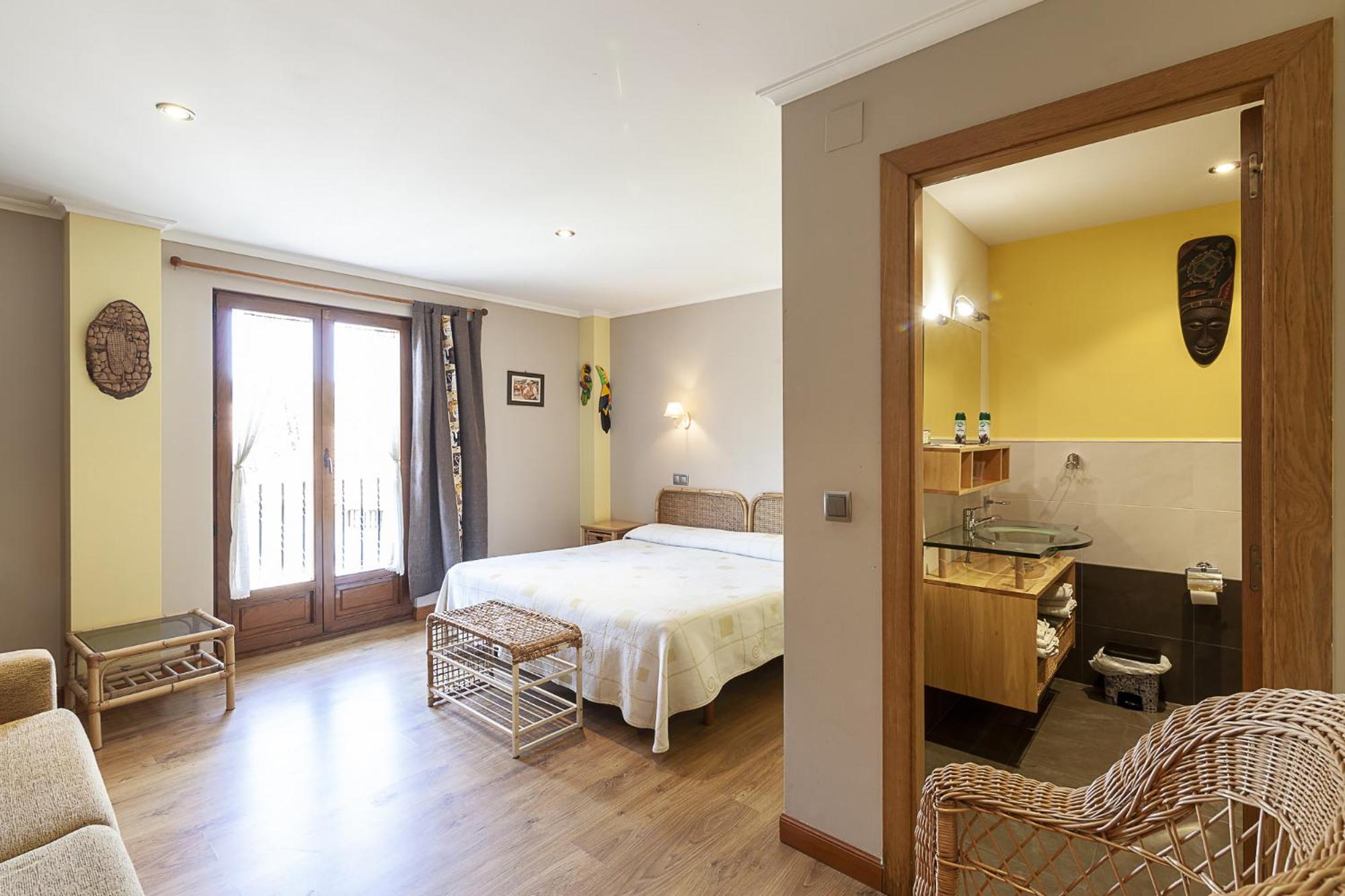 Quadruple Room with Private Bathroom - Photo 19