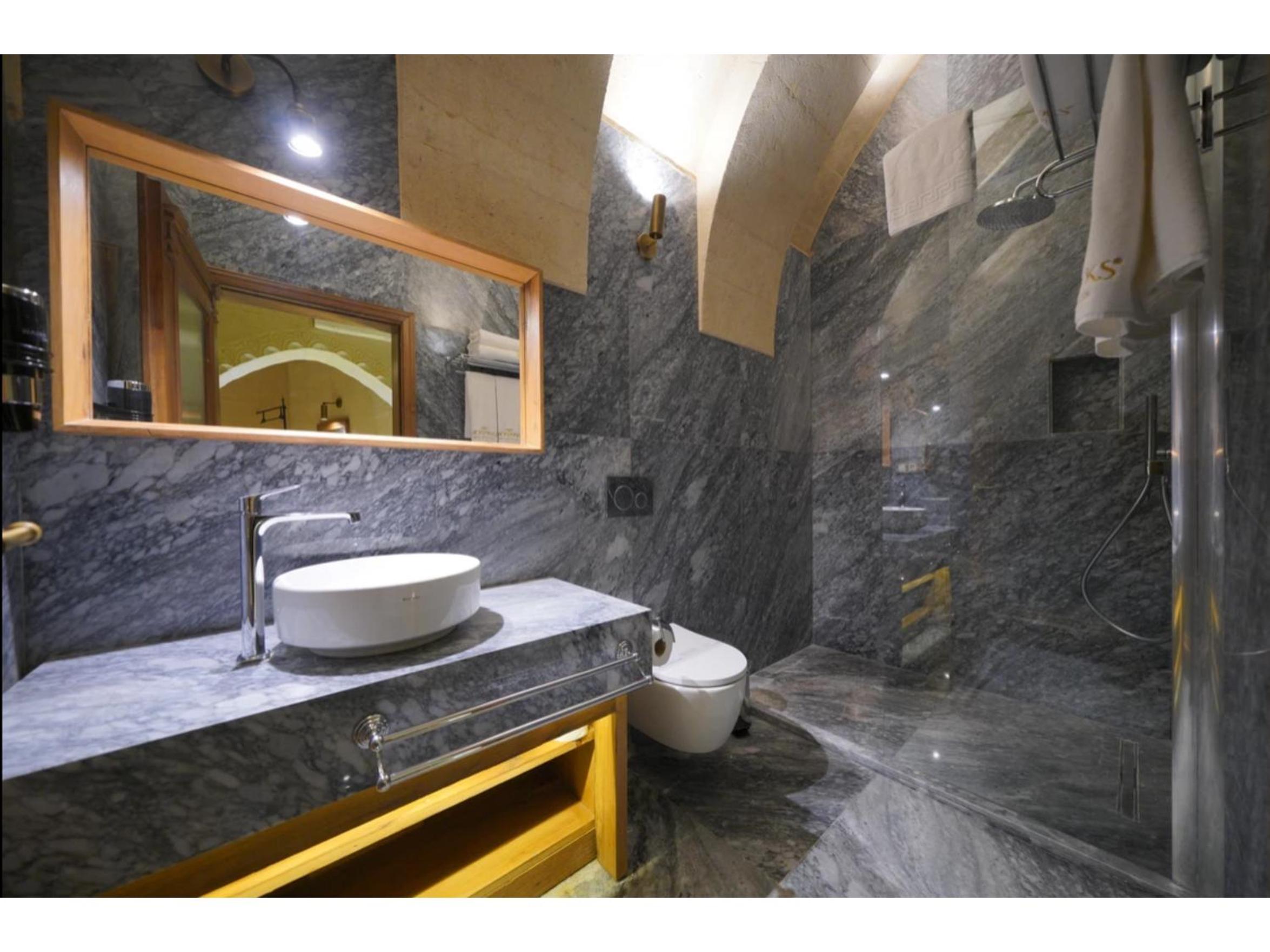 Deluxe Suite with Fireplace - Photo 3