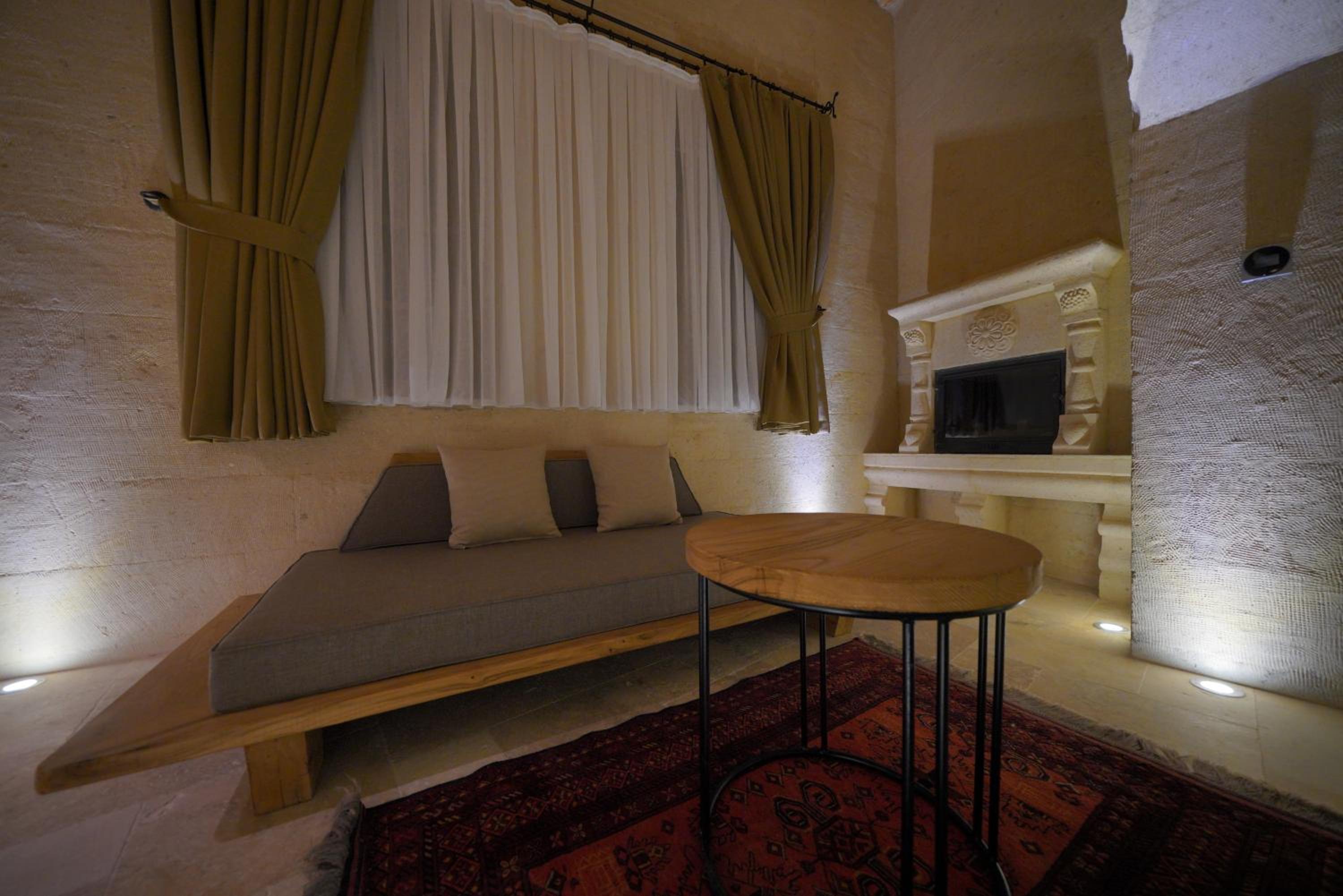 Deluxe Suite with Fireplace - Photo 5