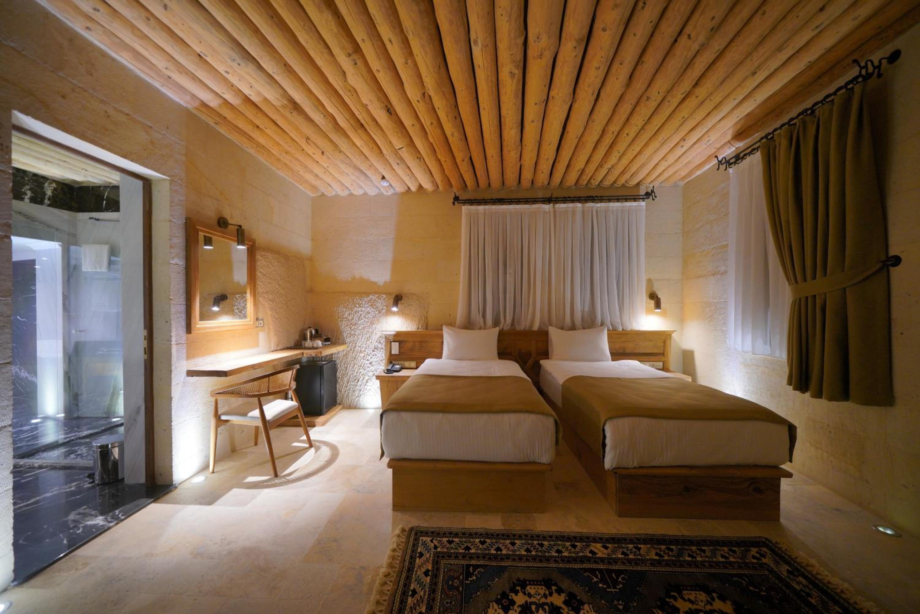 Deluxe Suite with Twin Beds - Photo 1