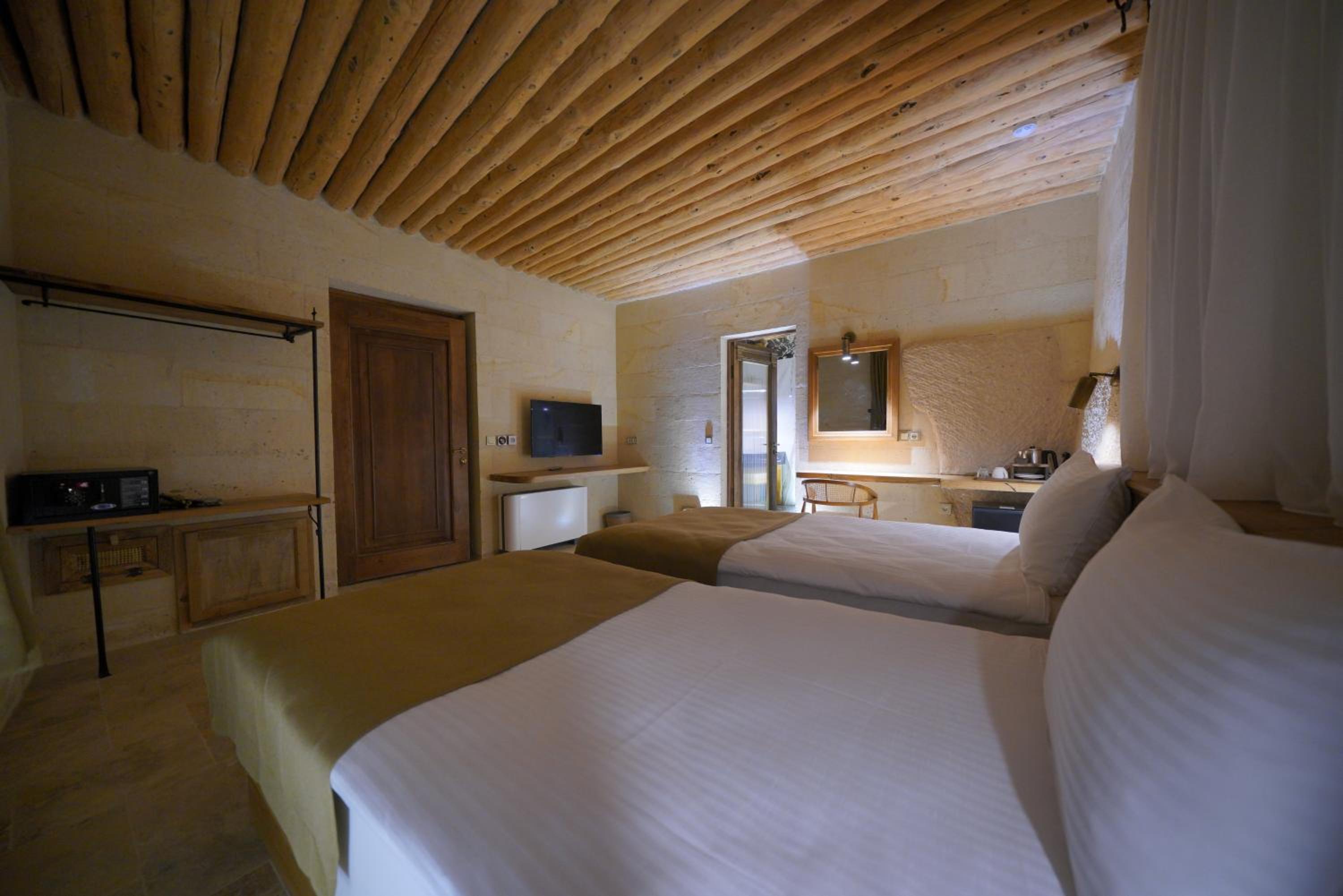 Deluxe Suite with Twin Beds - Photo 6