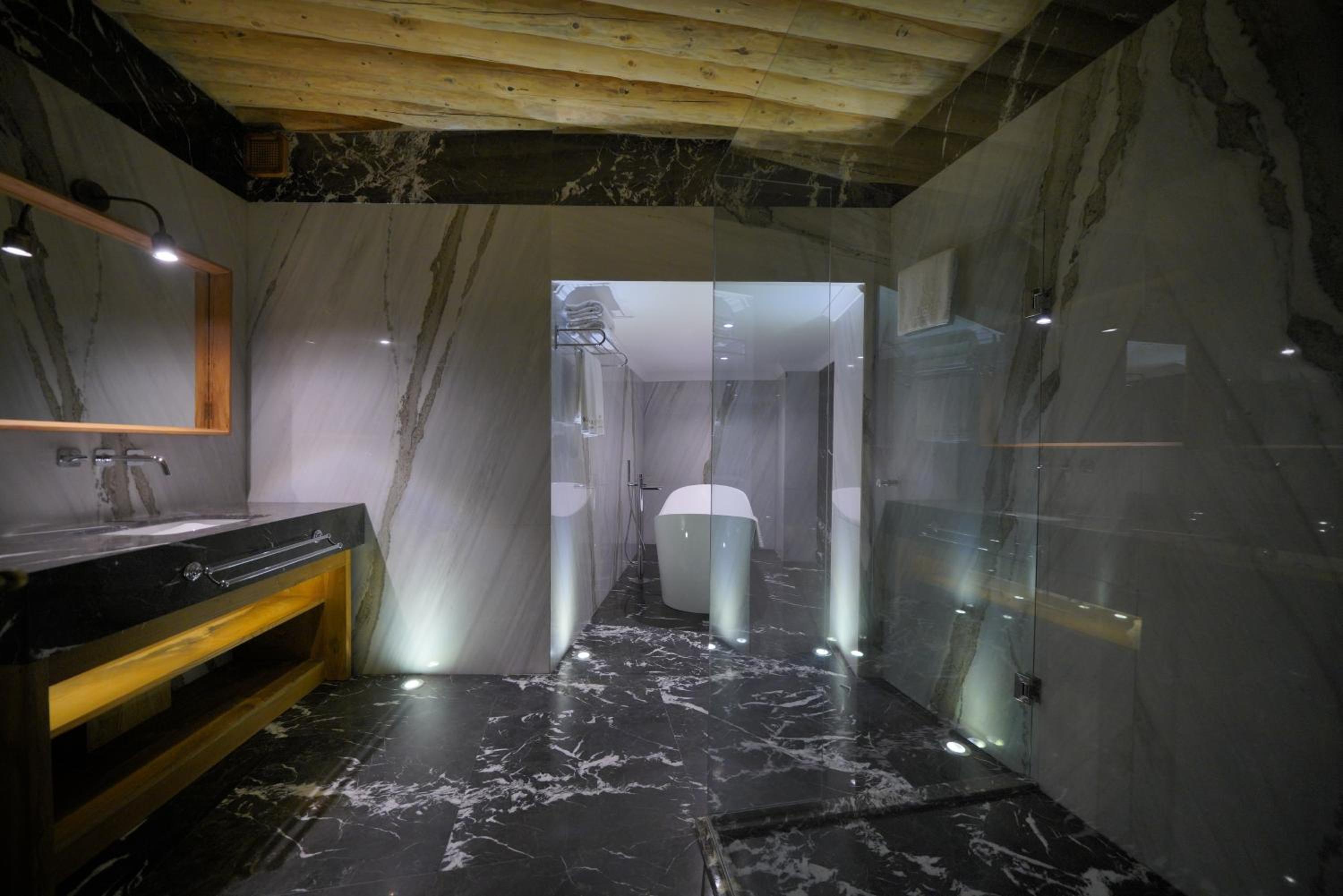 Deluxe Suite with Twin Beds - Photo 5