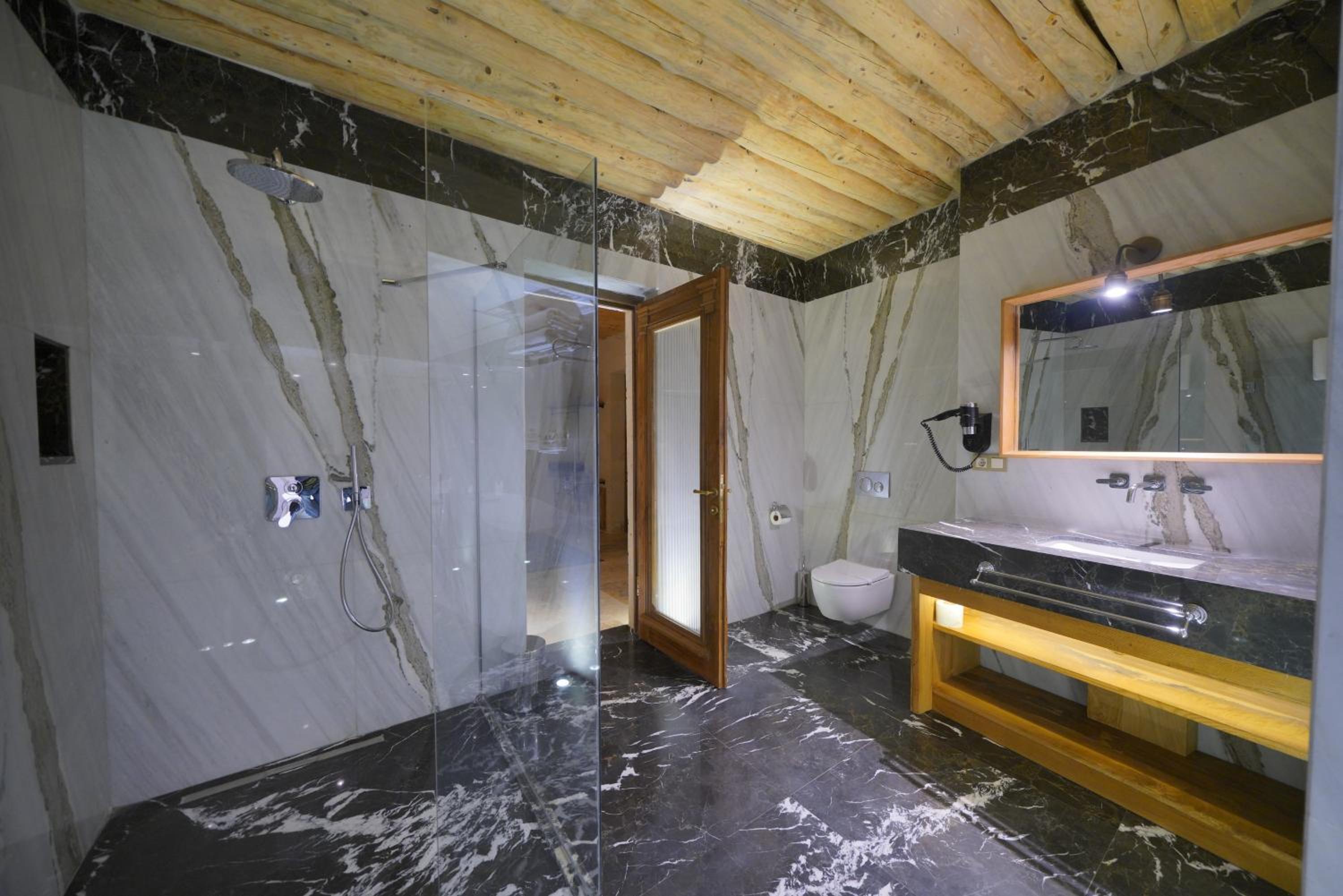 Deluxe Suite with Twin Beds - Photo 4