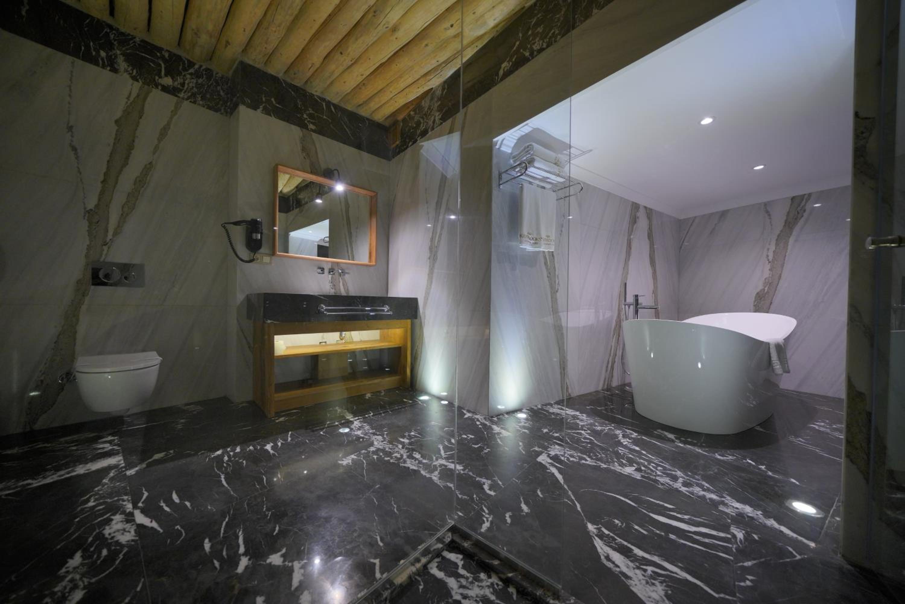 Deluxe Suite with Twin Beds - Photo 3