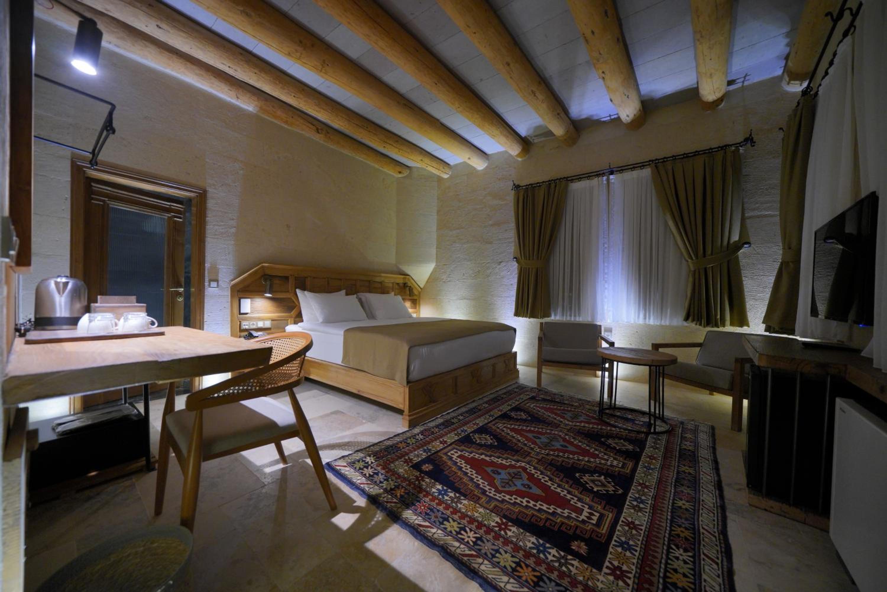Deluxe Double Room with Bath - Photo 5