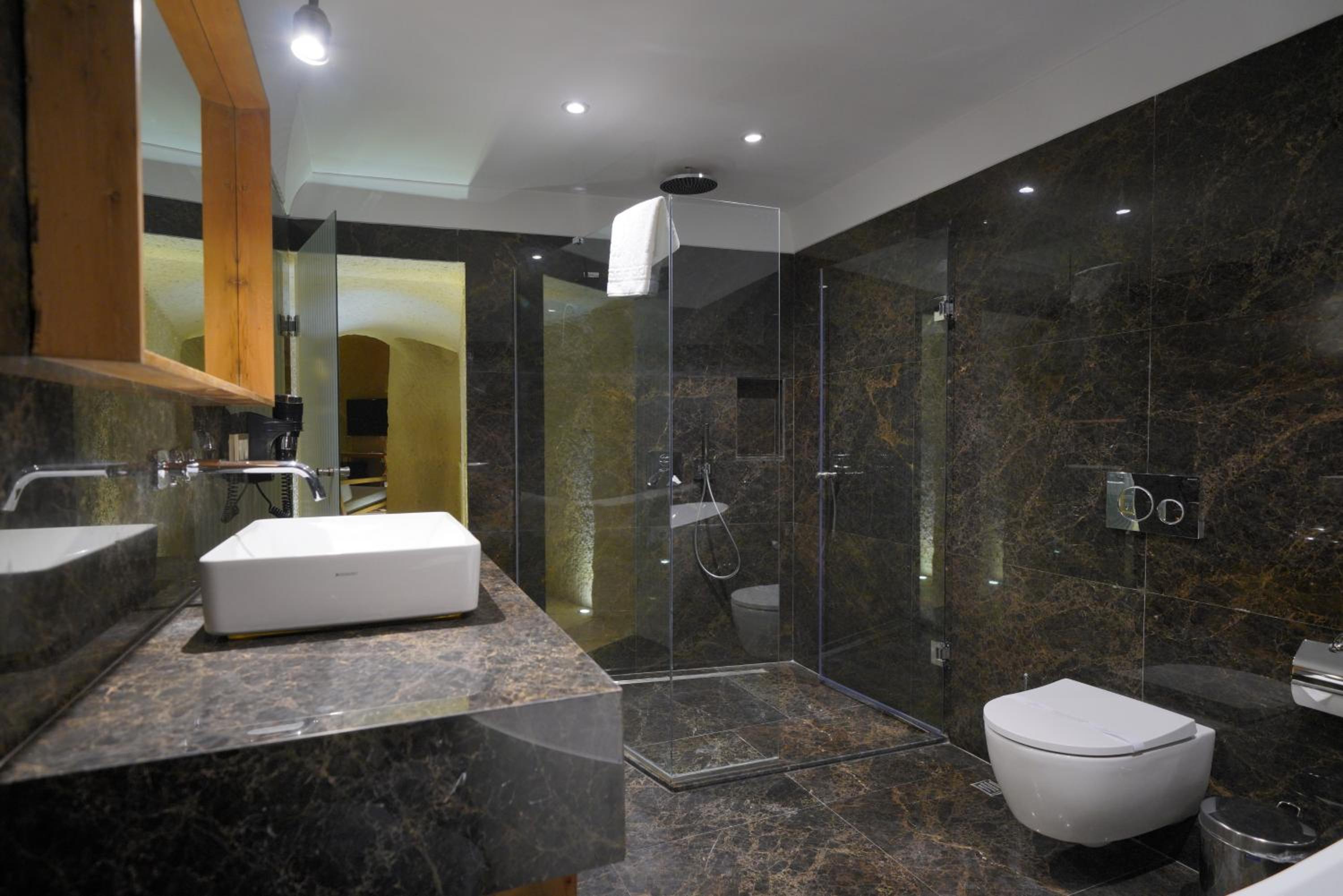 Superior Suite - Photo 3