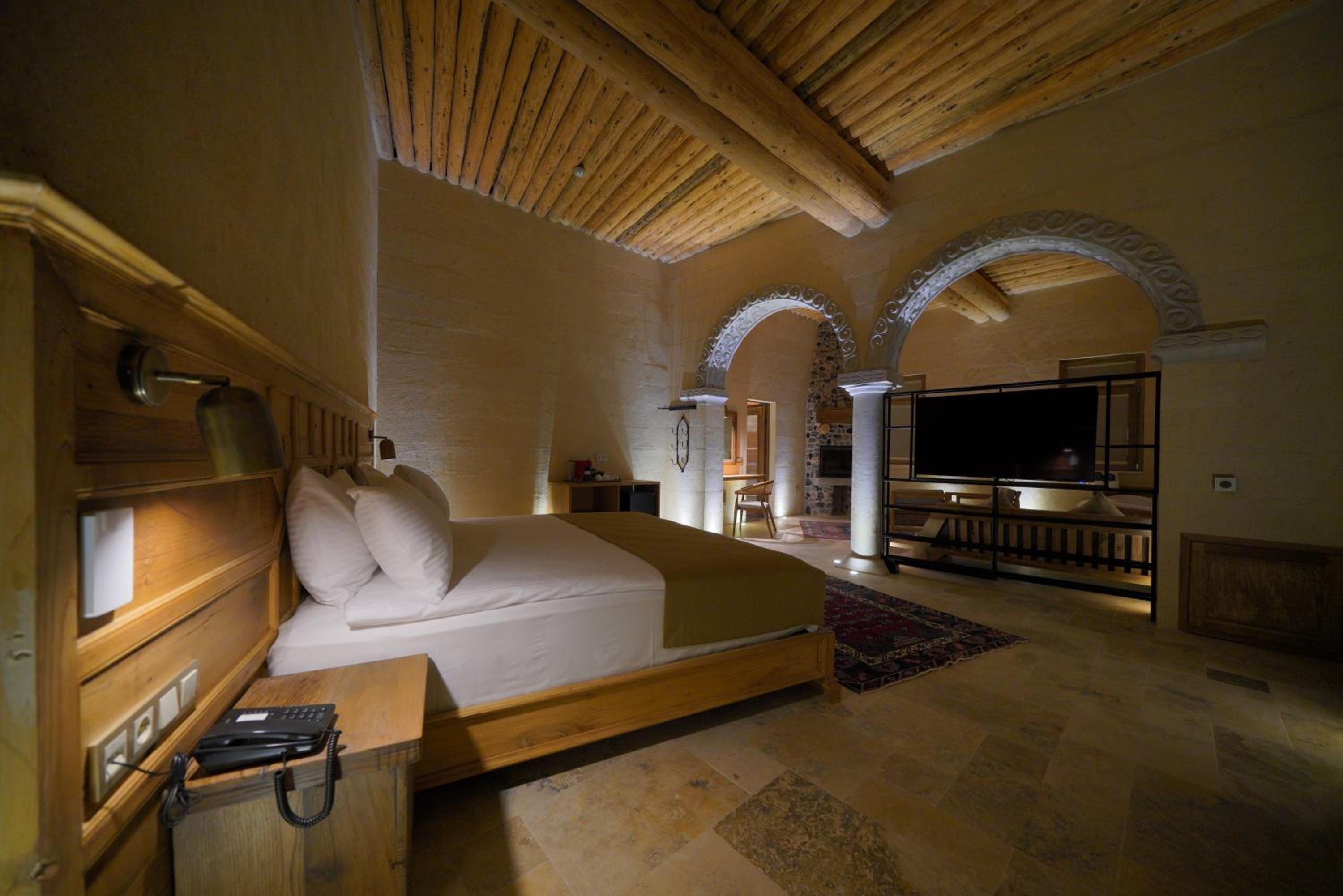 King Suite - Photo 13