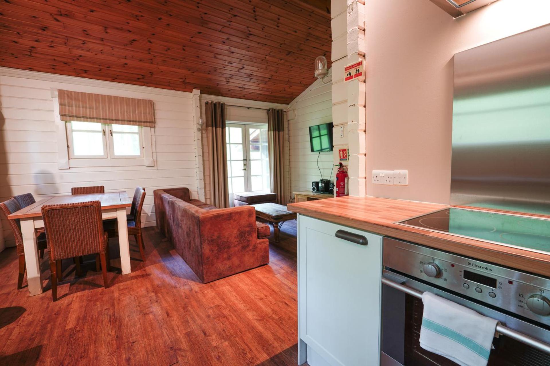 Woodland Lodge - self catering - Photo 4
