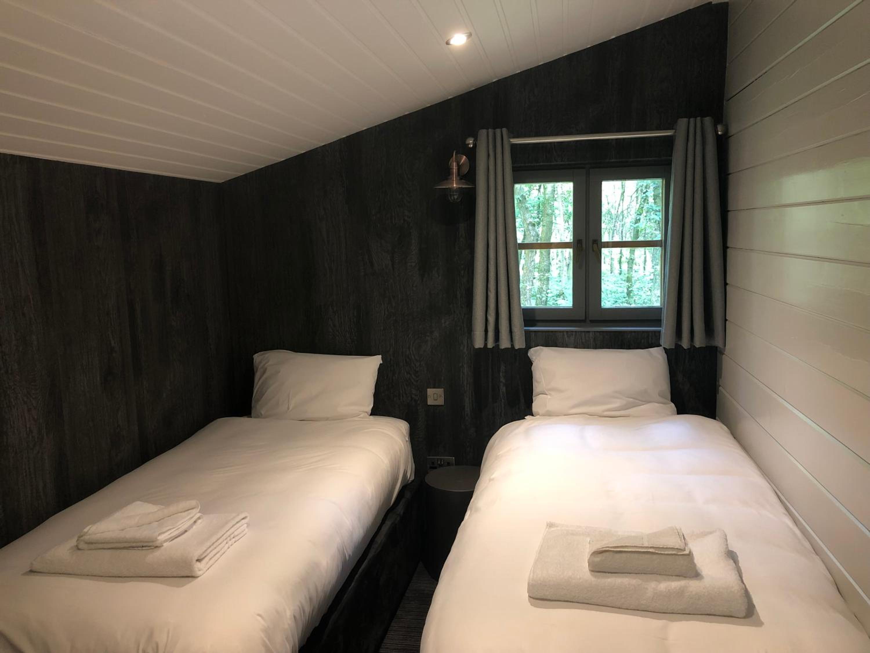 Woodland 2 Bed Lodge with hot tub - Photo 6