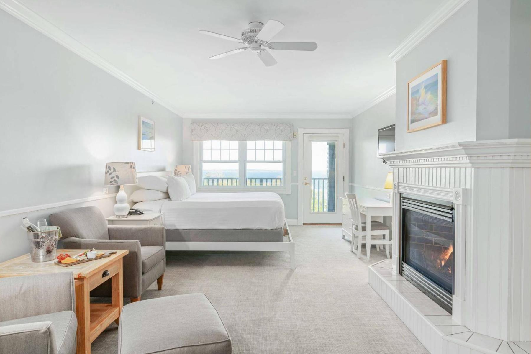 The Hilltop - King Room with Ocean View  photo 1