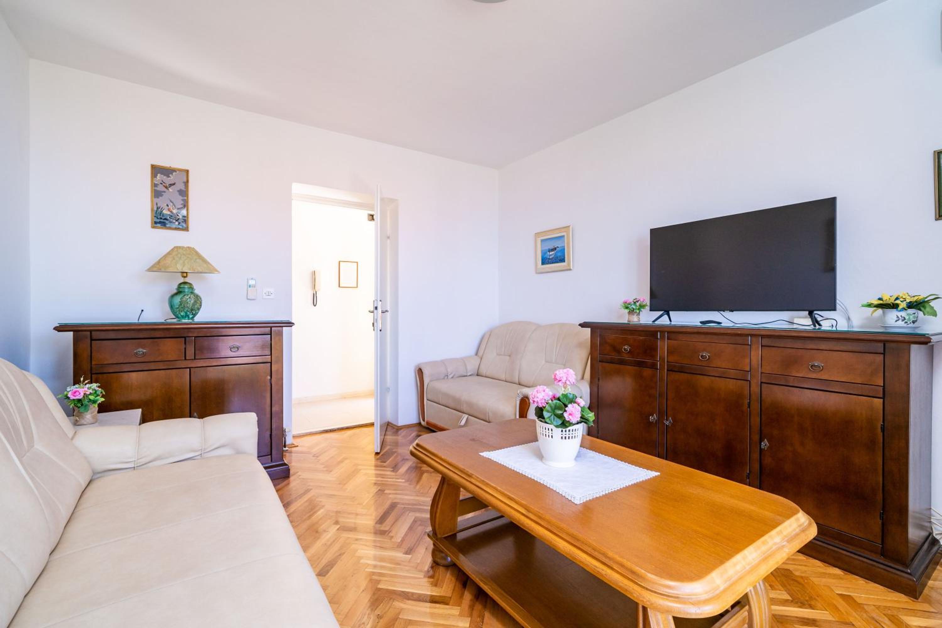Three-Bedroom Apartment with Terrace and Balcony