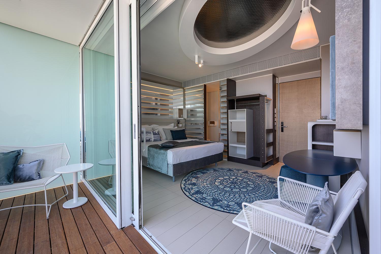 Port Deluxe Room with Balcony - Photo 5