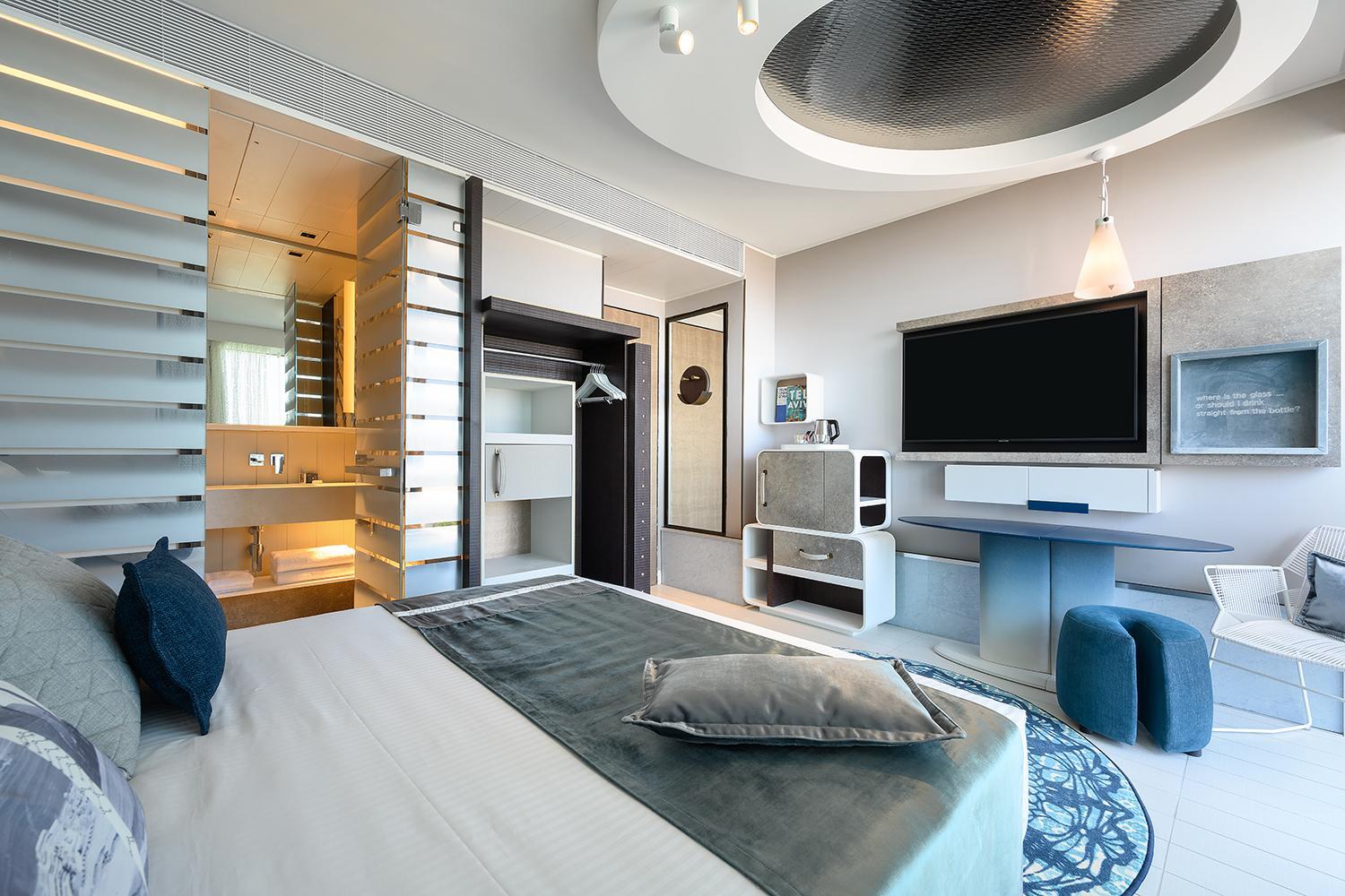 Port Deluxe Room with Balcony - Photo 3