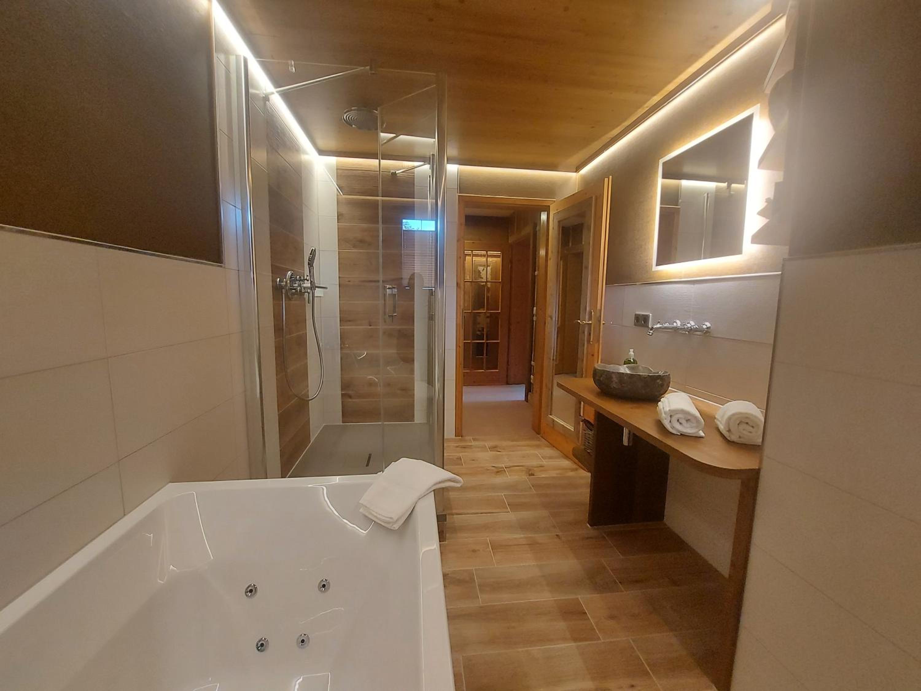 Suite - Photo 19