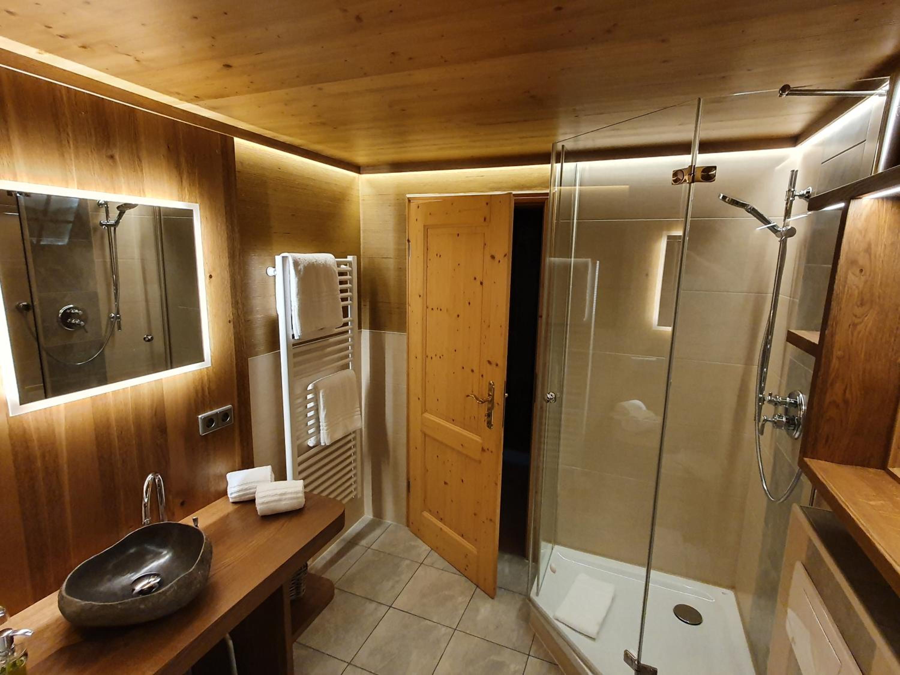 Suite - Photo 20