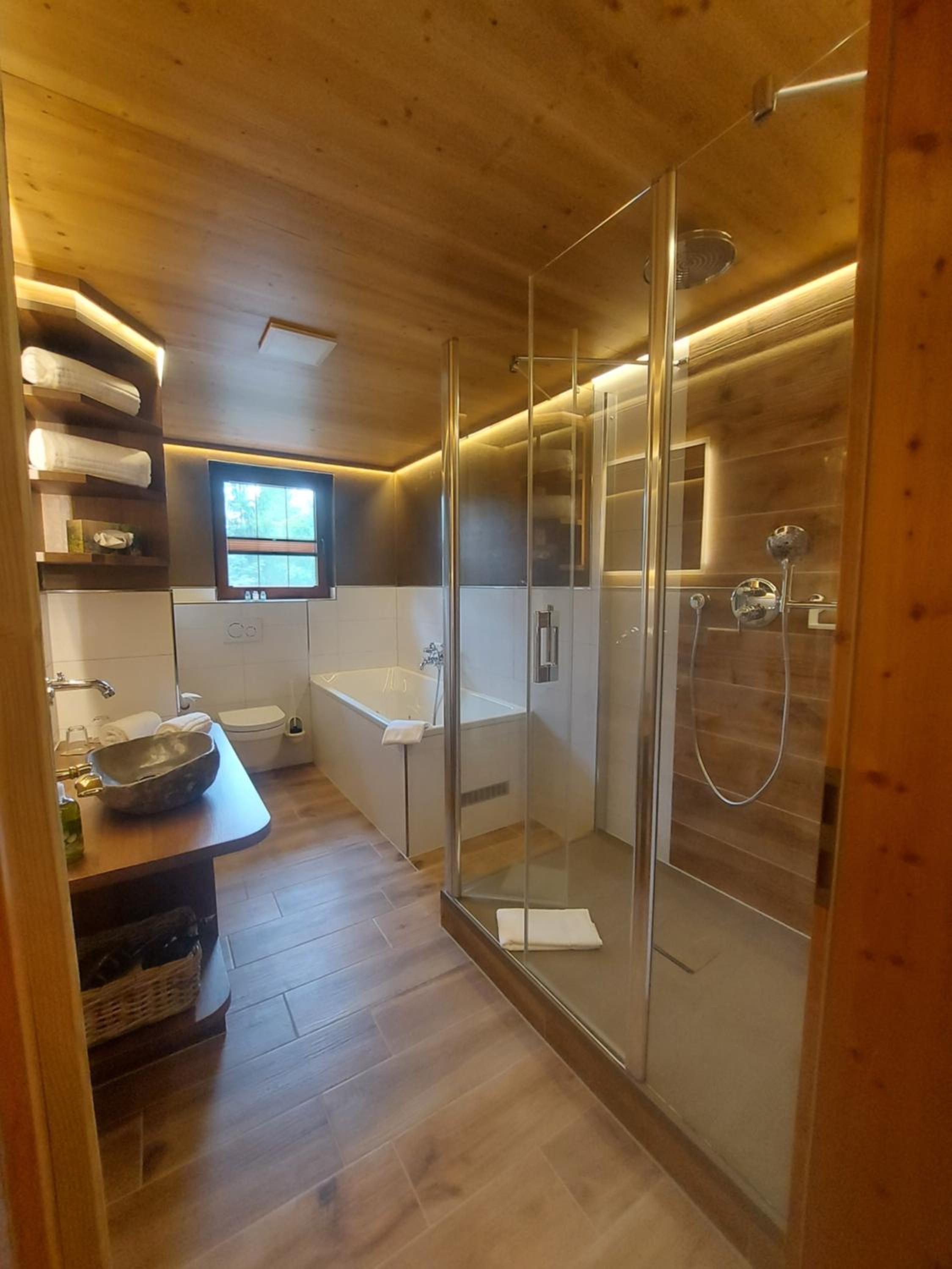 Suite - Photo 21