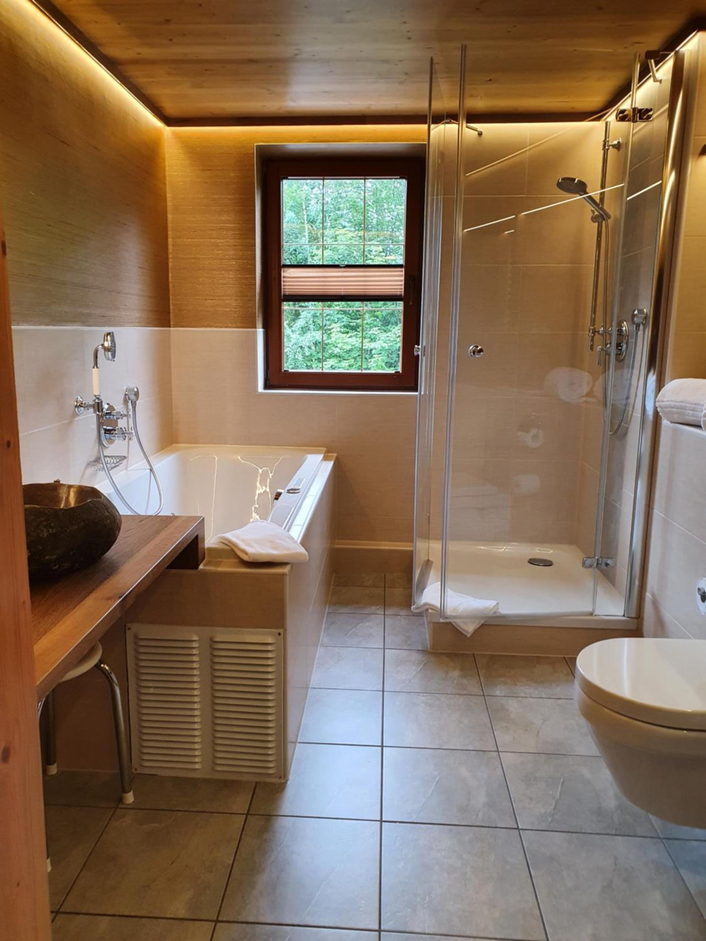 Suite - Photo 11