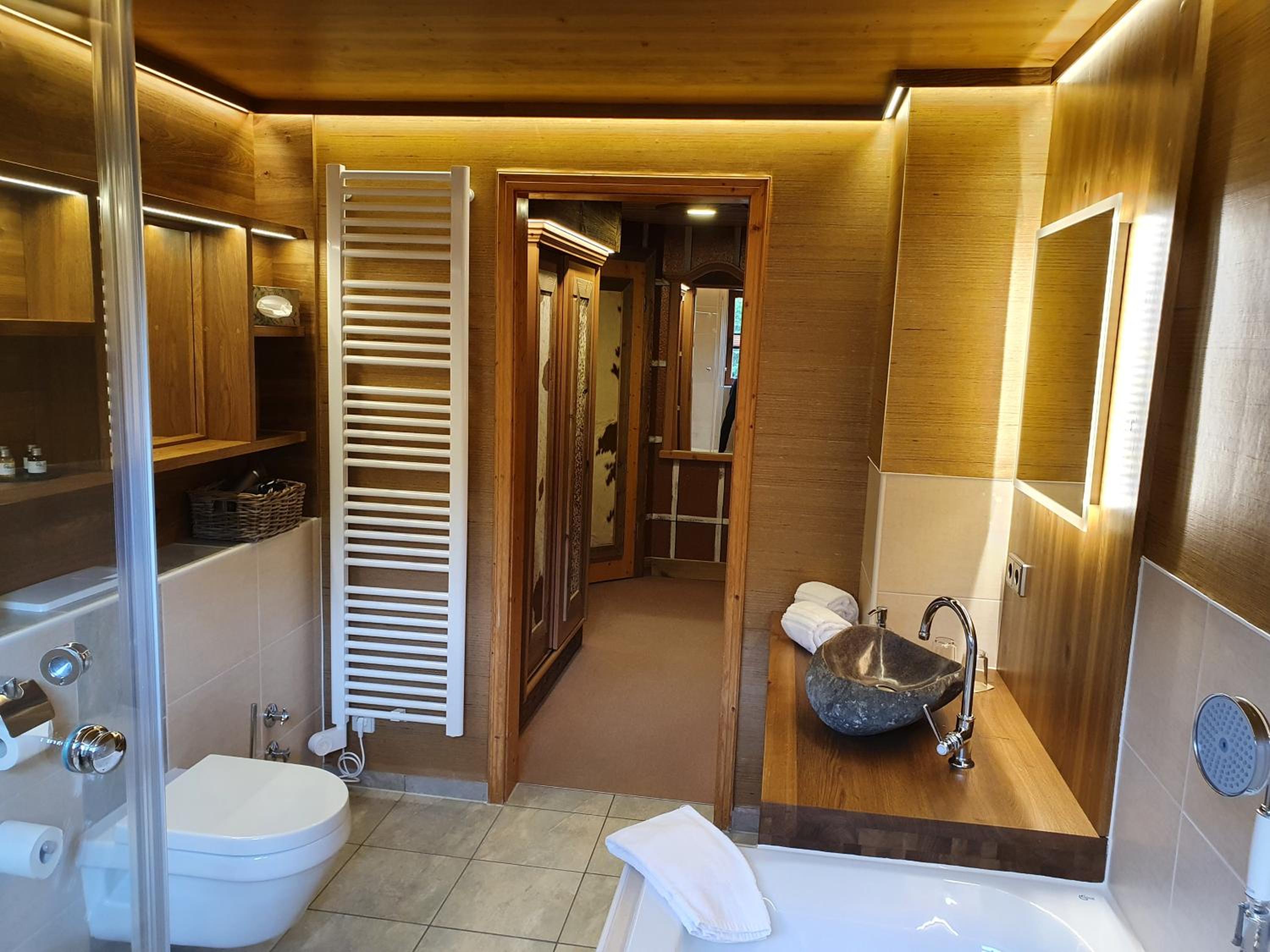 Suite - Photo 12
