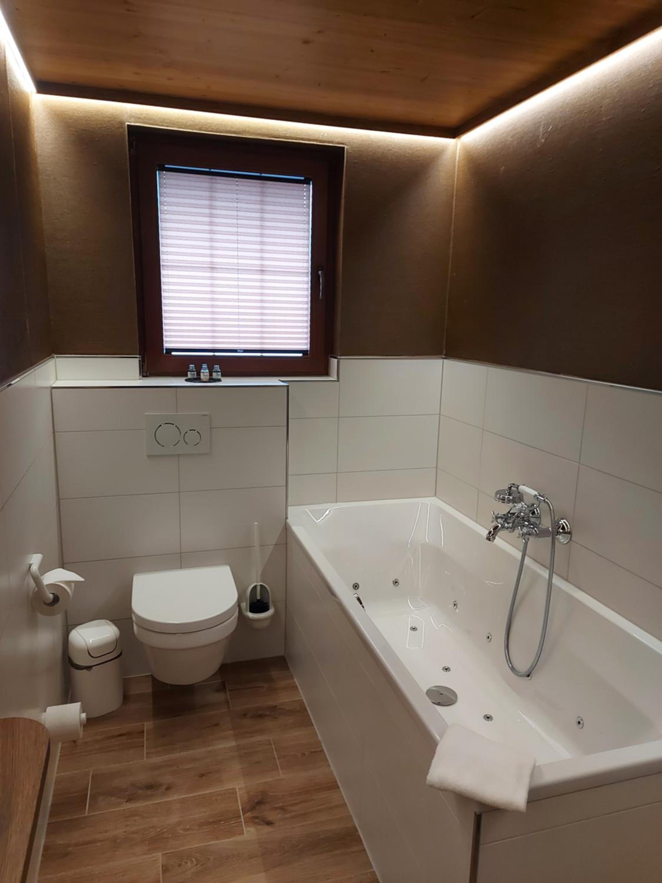 Suite - Photo 10