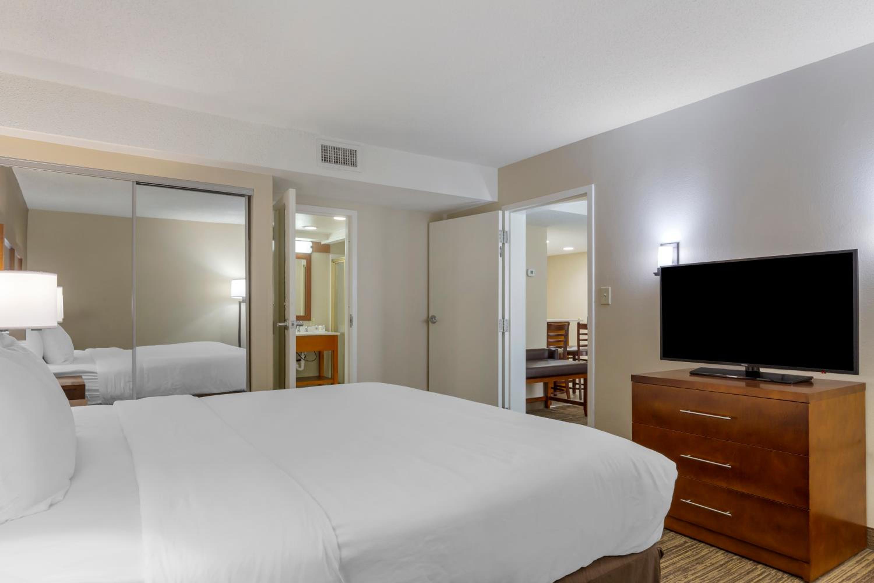Superior Family Suite - Non-Smoking - Photo 2