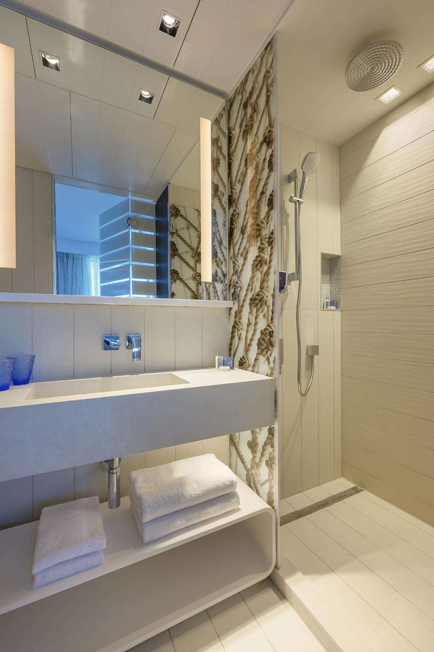 Port Deluxe Room with Balcony - Photo 7