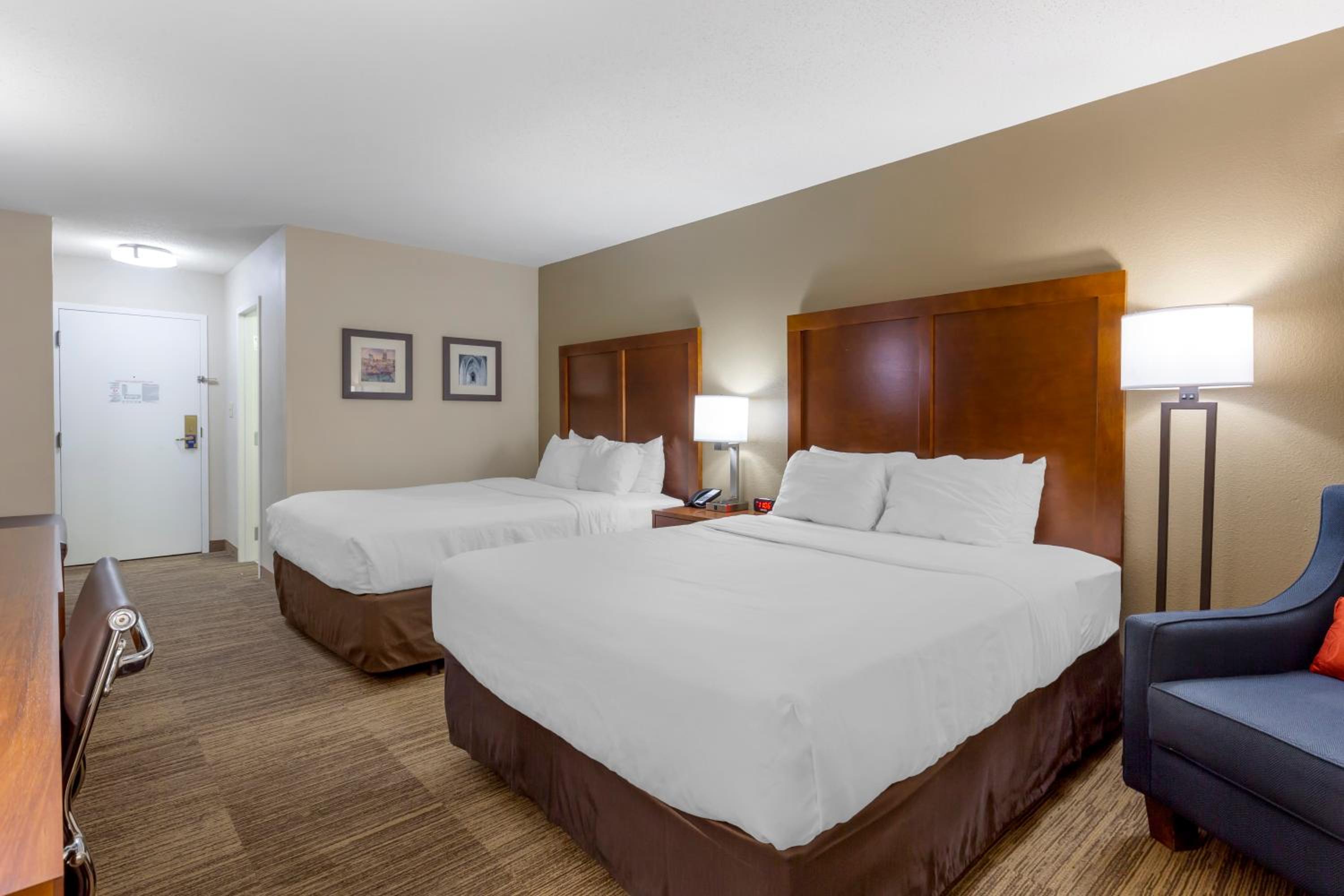 Superior Queen Room with Two Queen Beds - Non-Smoking - Photo 4
